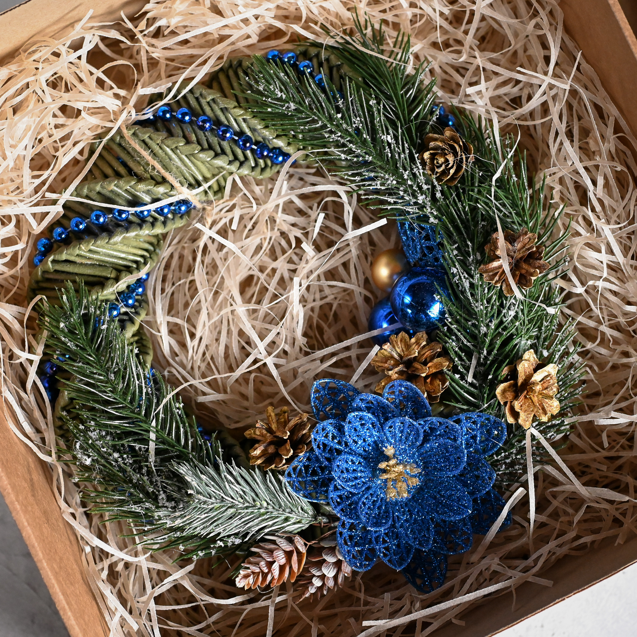 картинка Новогодний венок синий в коробке - DishWishes.Ru