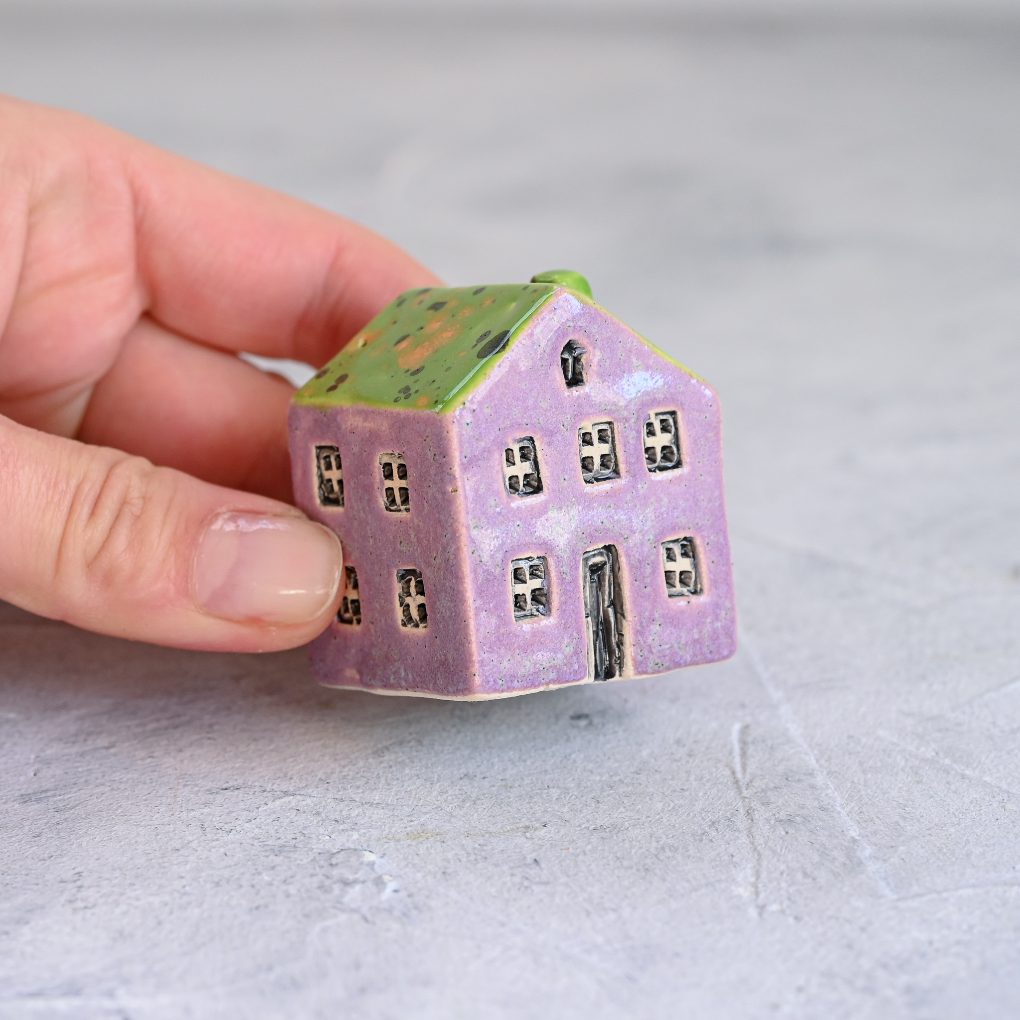 картинка Маленький декоративный домик сиренево-зеленый 4 - DishWishes.Ru