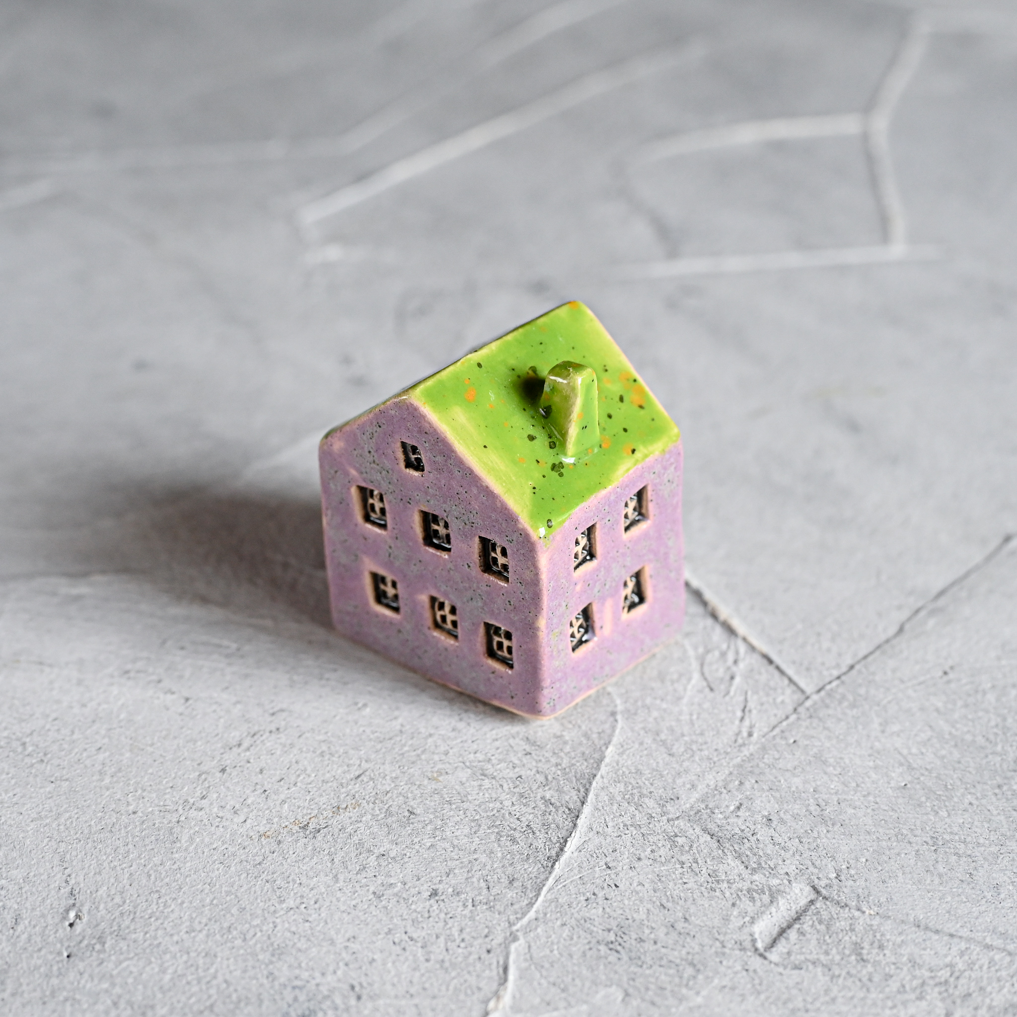 картинка Маленький декоративный домик сиренево-зеленый I-1 - DishWishes.Ru