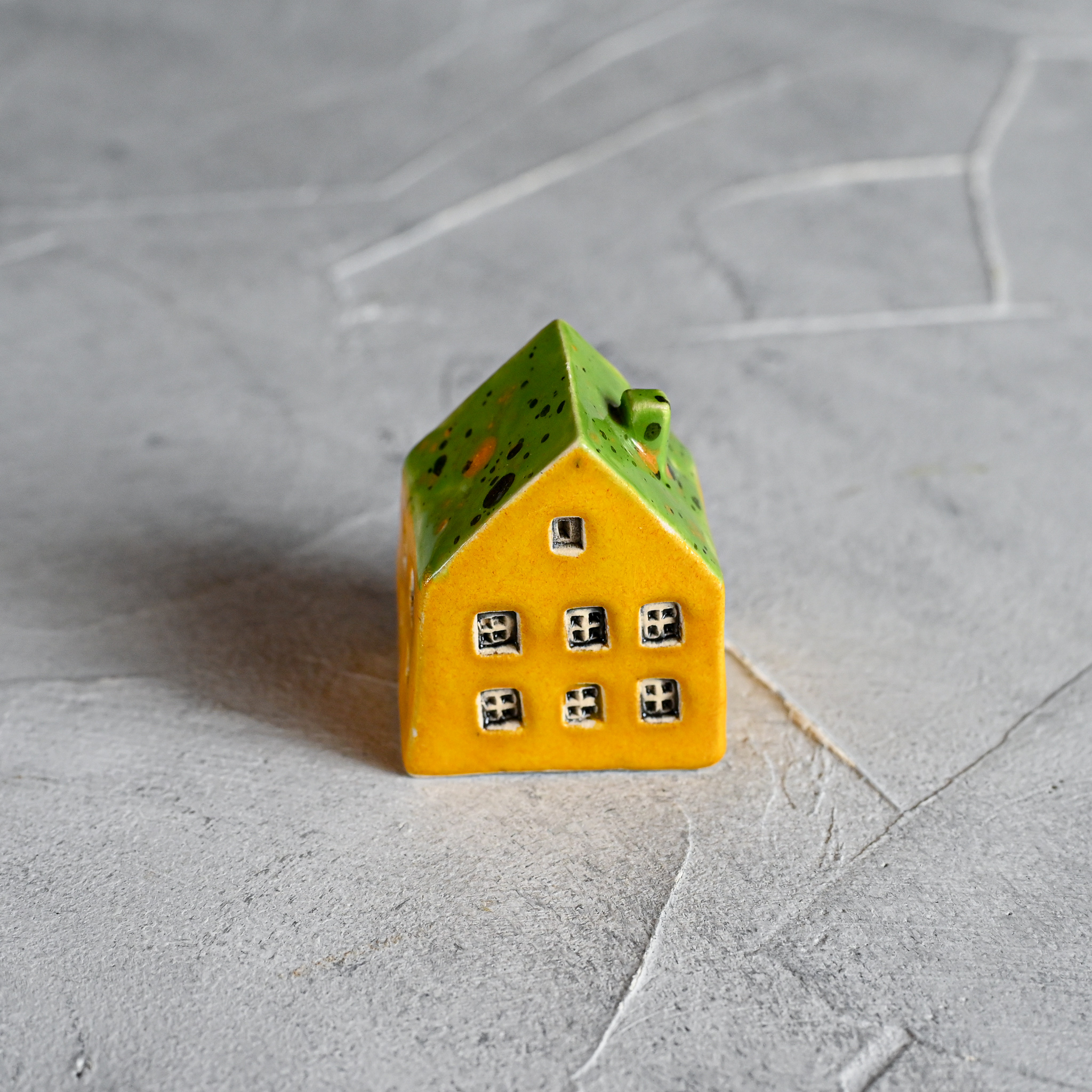 картинка Маленький декоративный домик желто-зеленый I-8 - DishWishes.Ru