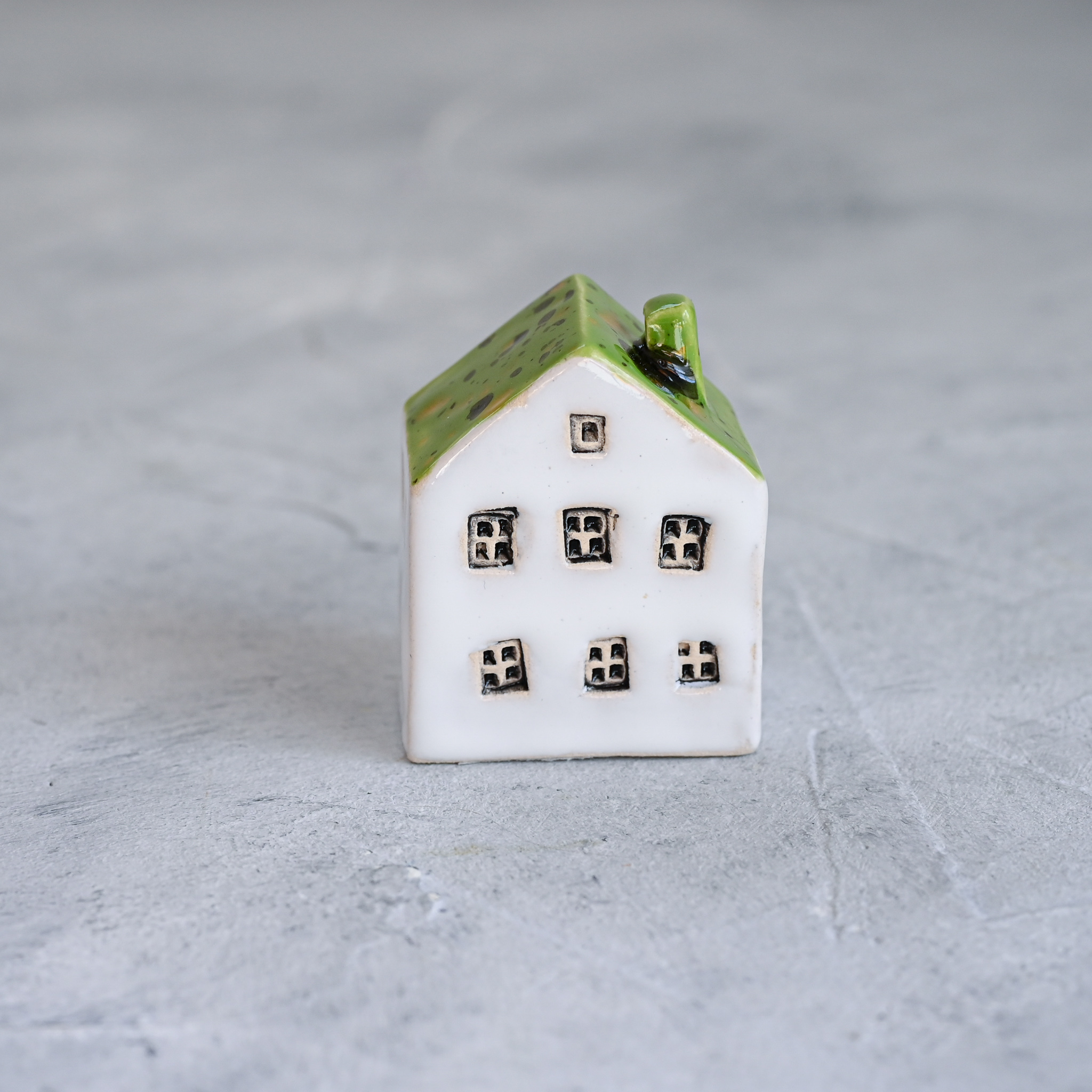 картинка Маленький декоративный домик бело-зеленый 1 - DishWishes.Ru