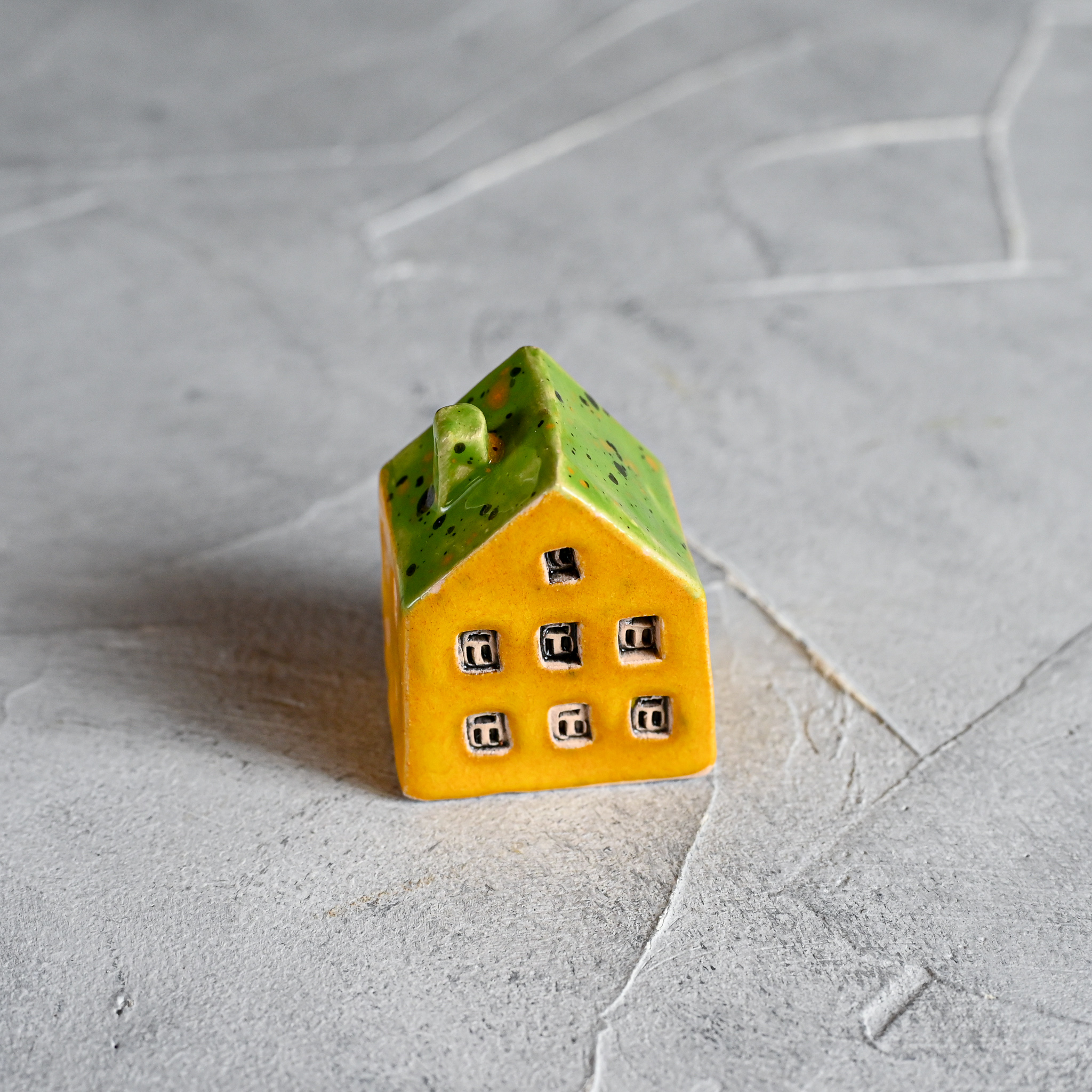 картинка Маленький декоративный домик желто-зеленый I-9 - DishWishes.Ru