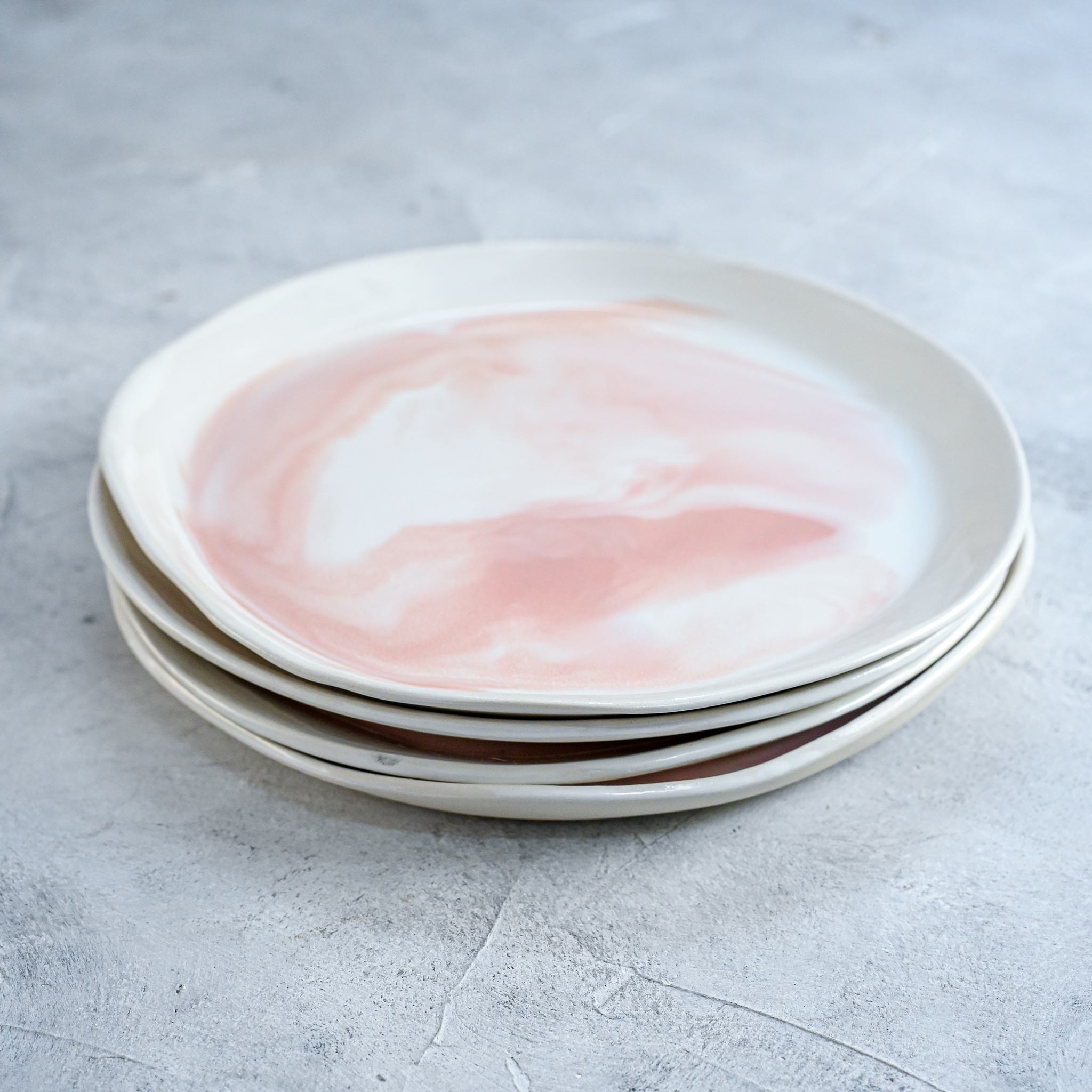 картинка Керамическая тарелка "Розовые облака" большая 1 - DishWishes.Ru