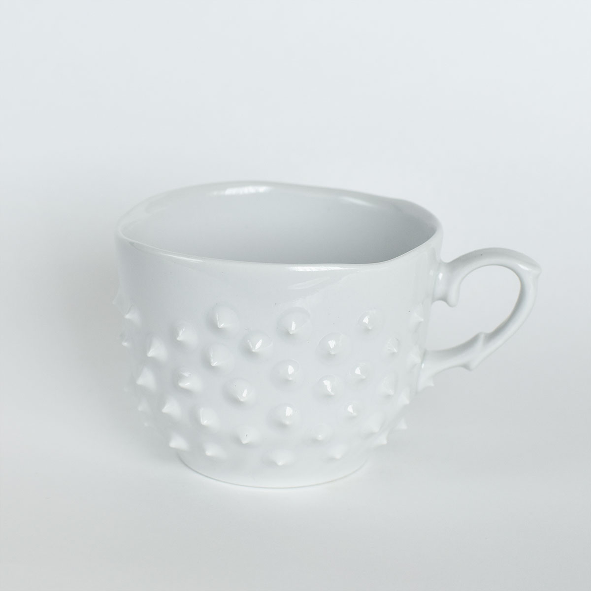 картинка Белая чашка с шипами - DishWishes.Ru
