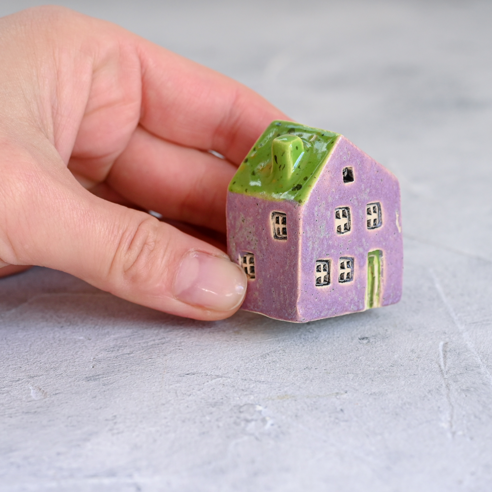 картинка Маленький декоративный домик сиренево-зеленый 1 - DishWishes.Ru