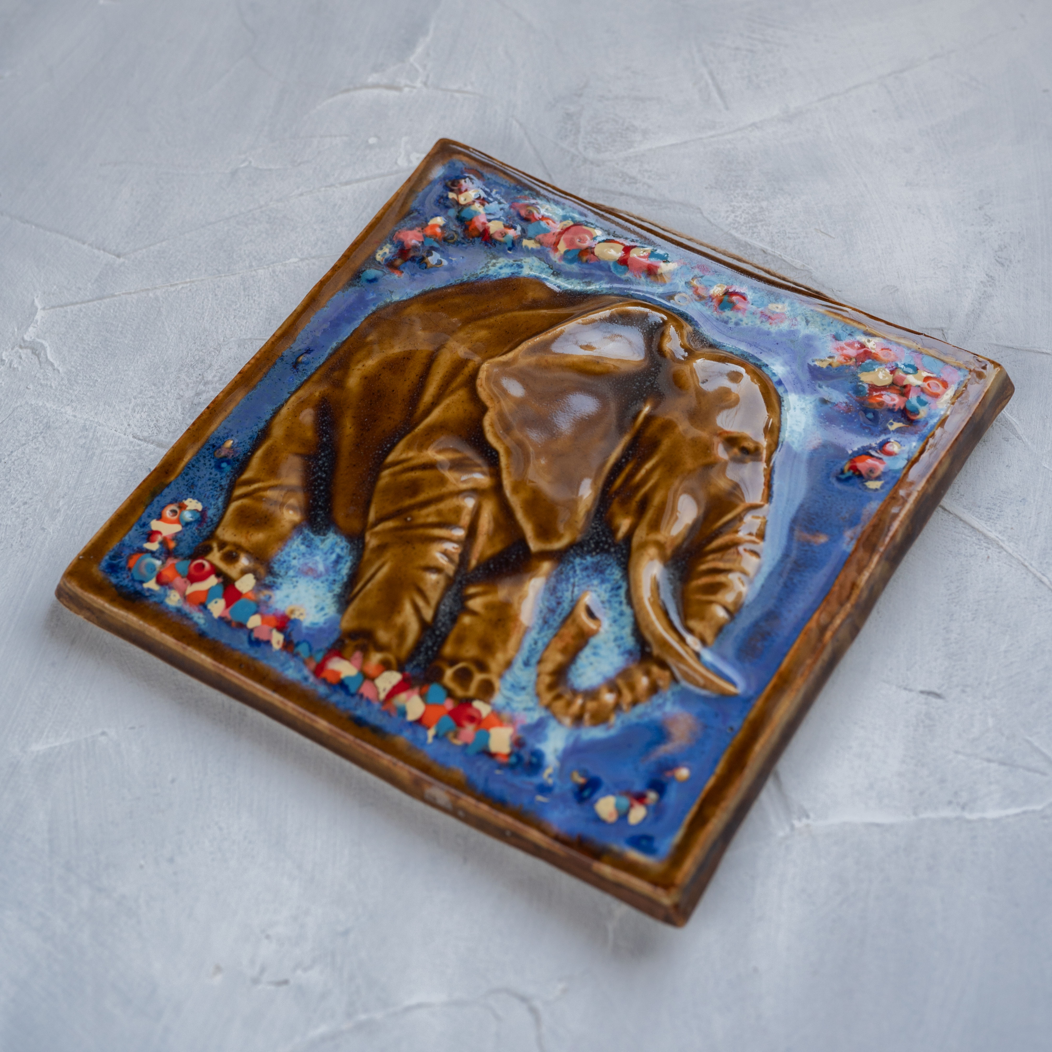 картинка Изразец ручной работы "Слон" большой светлый - DishWishes.Ru