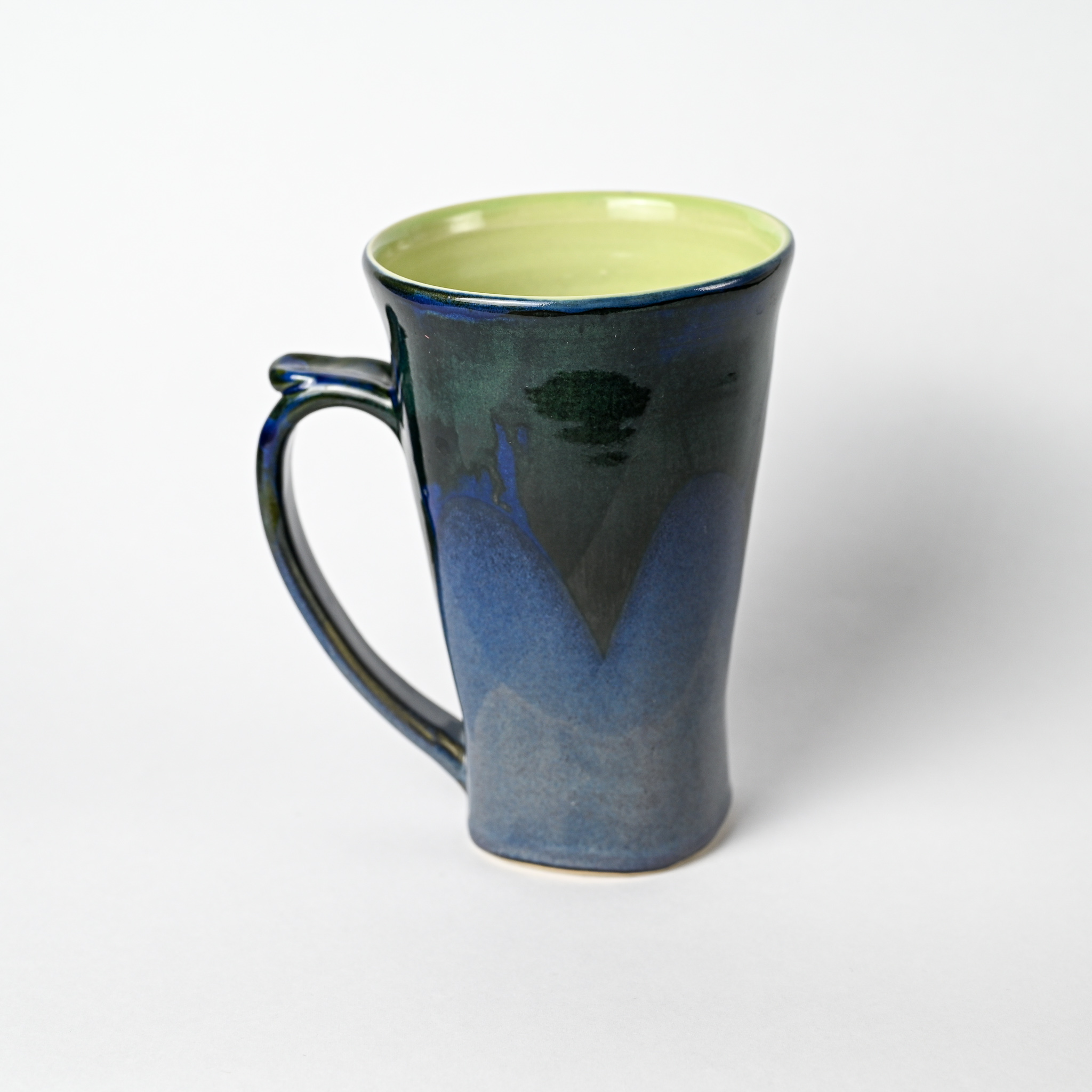 картинка Высокая кружка Pottery Atelier темно-синяя - DishWishes.Ru