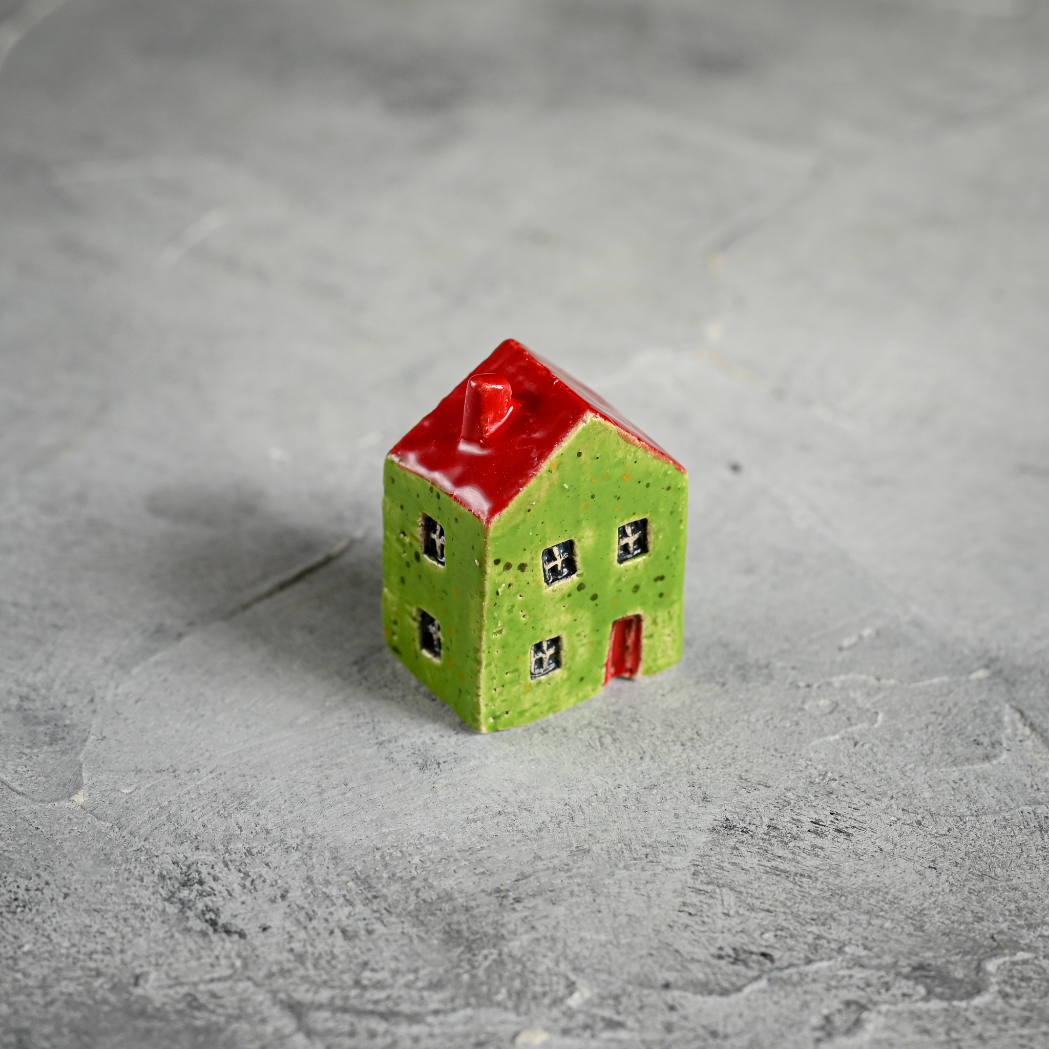 картинка Маленький декоративный домик зелено-красный 3 - DishWishes.Ru