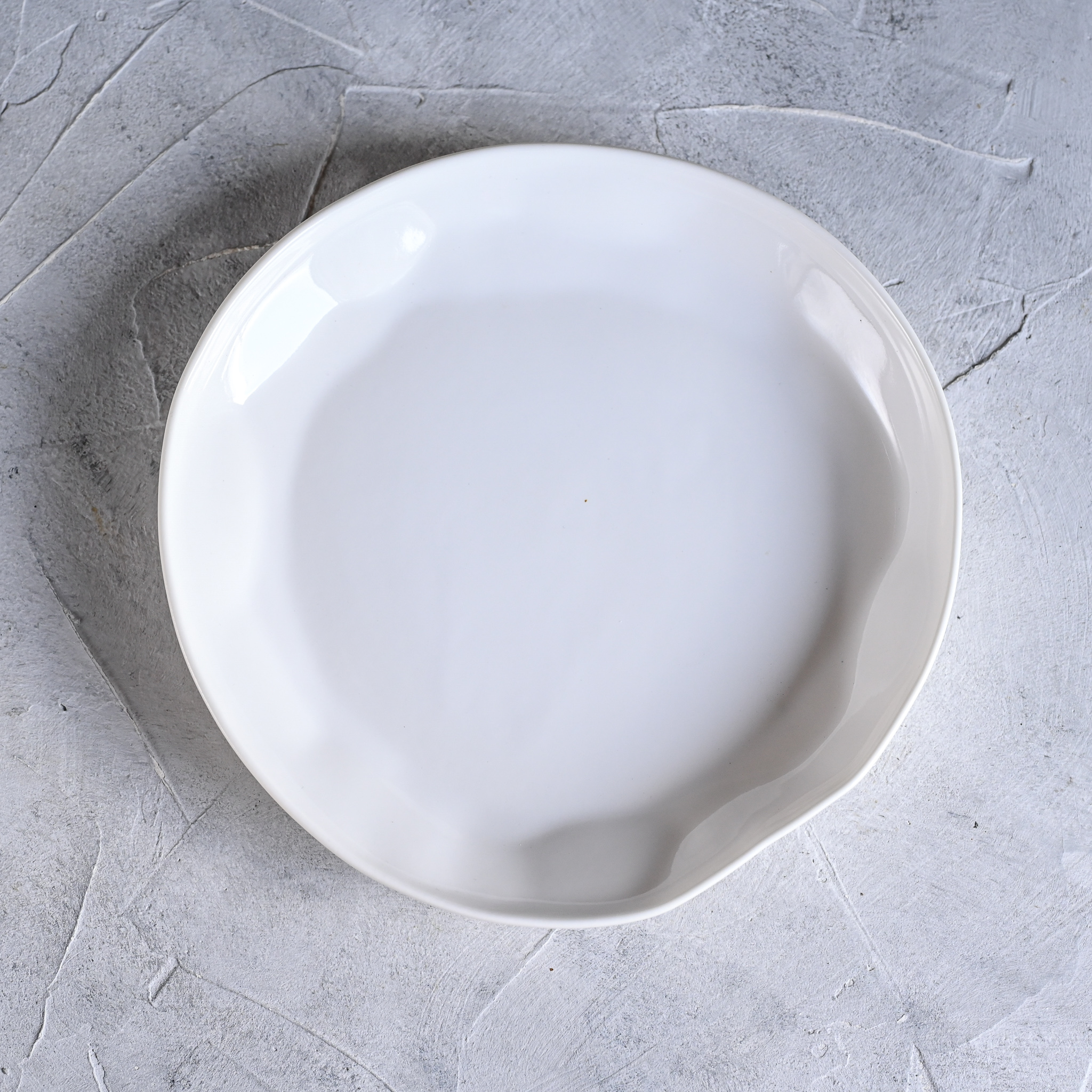 картинка Тарелка из белого фарфора "Бархат" 23 см с бортами - DishWishes.Ru