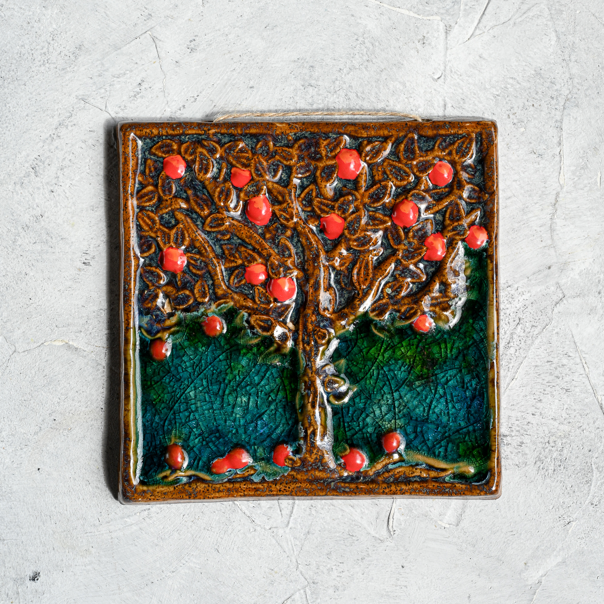картинка Изразец ручной работы "Яблоня" с сине-зеленым стеклом - DishWishes.Ru