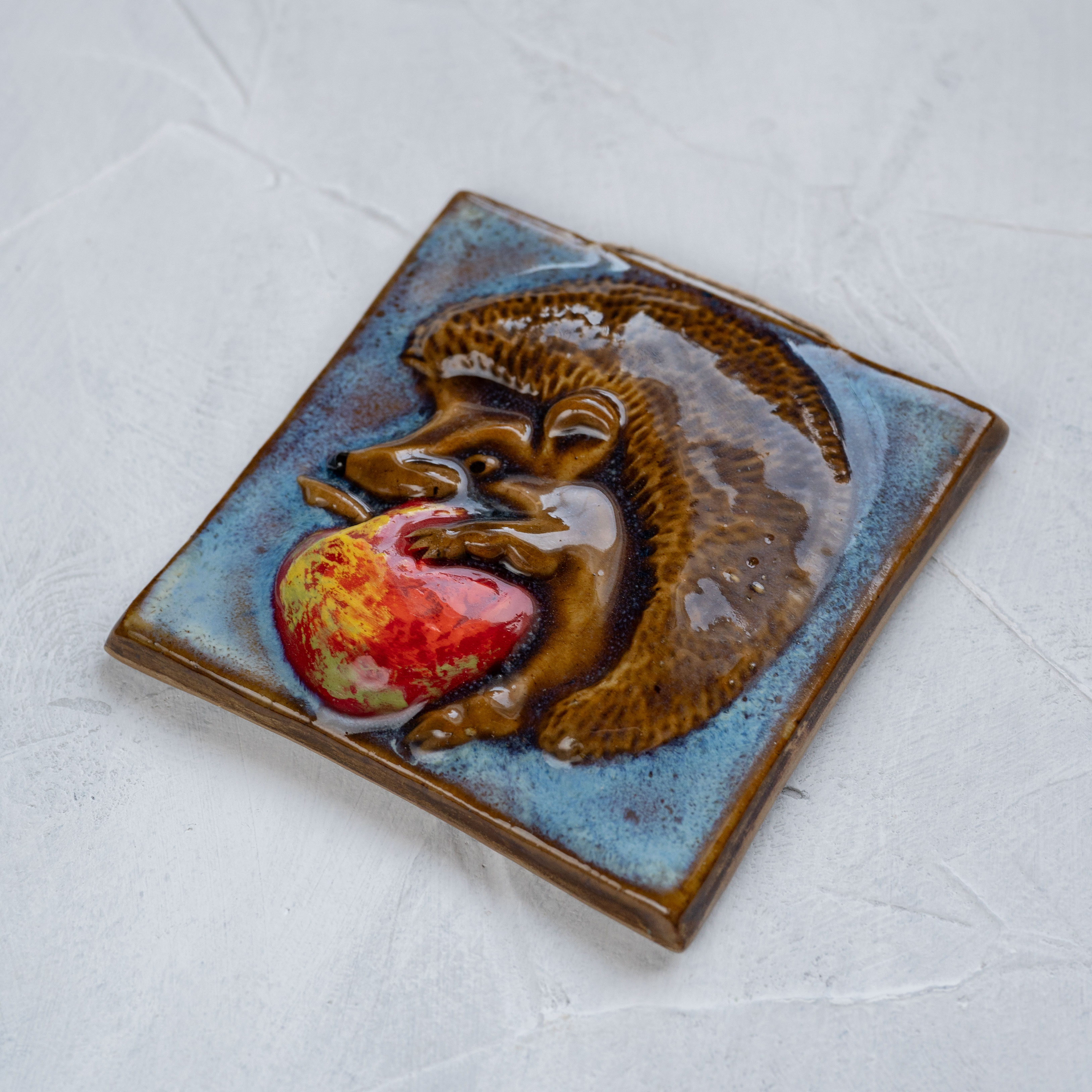 картинка Изразец ручной работы "Ежик с яблоком" 1 - DishWishes.Ru