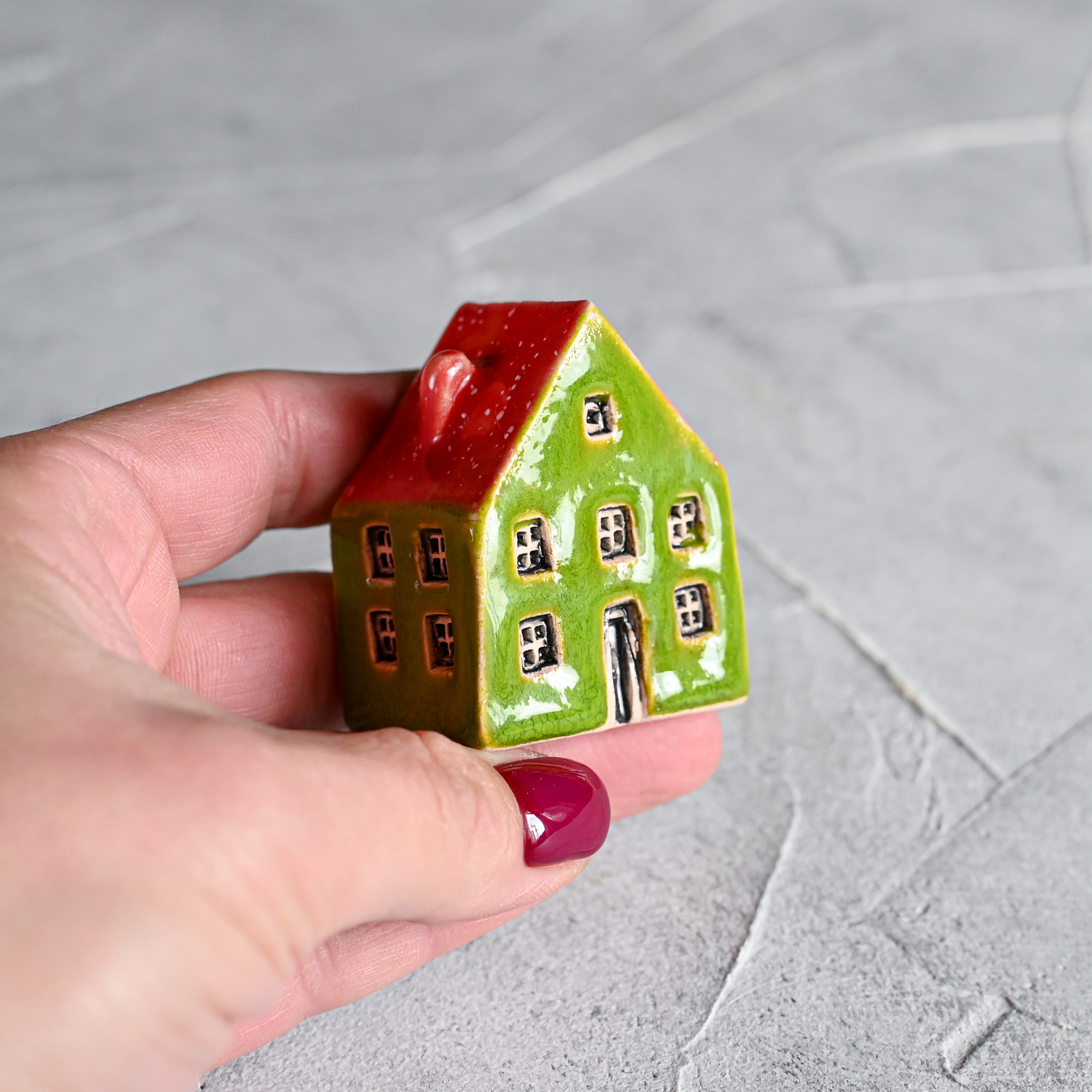 картинка Маленький декоративный домик зелено-красный I-16 - DishWishes.Ru