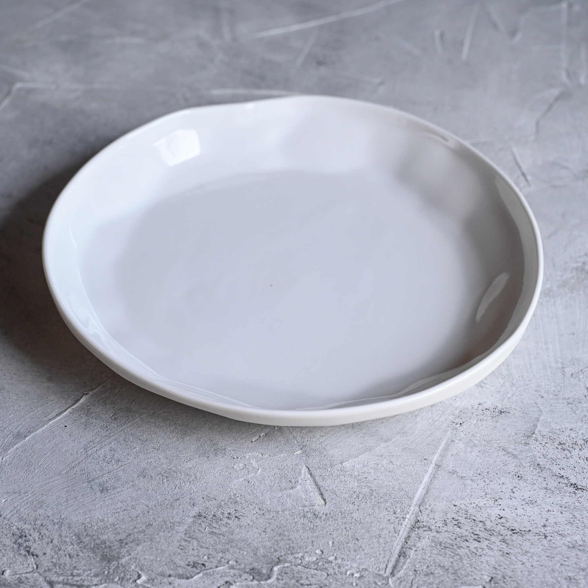 картинка Тарелка из белого фарфора "Бархат" 23 см с бортами - DishWishes.Ru