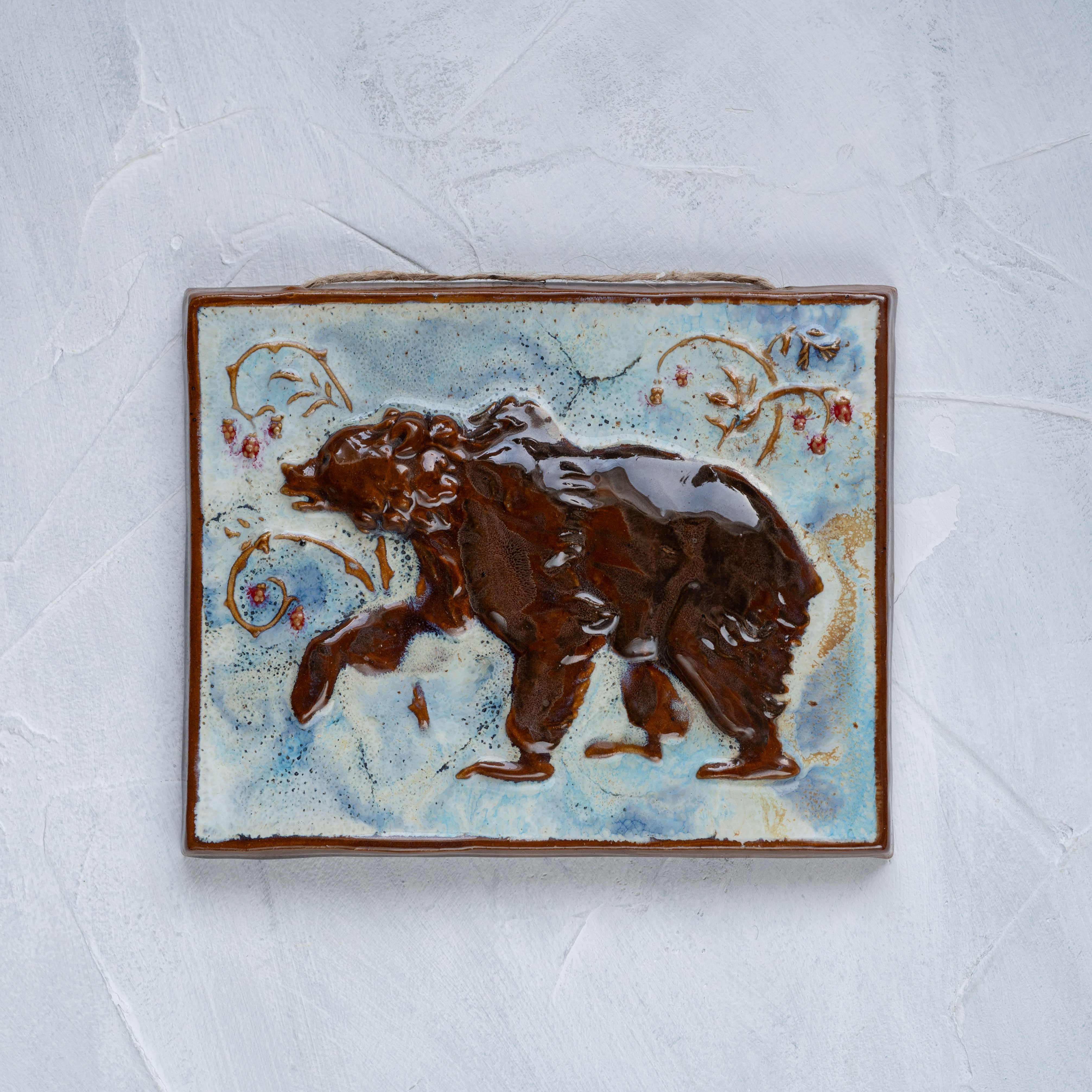картинка Изразец ручной работы "Медведь в малине" - DishWishes.Ru