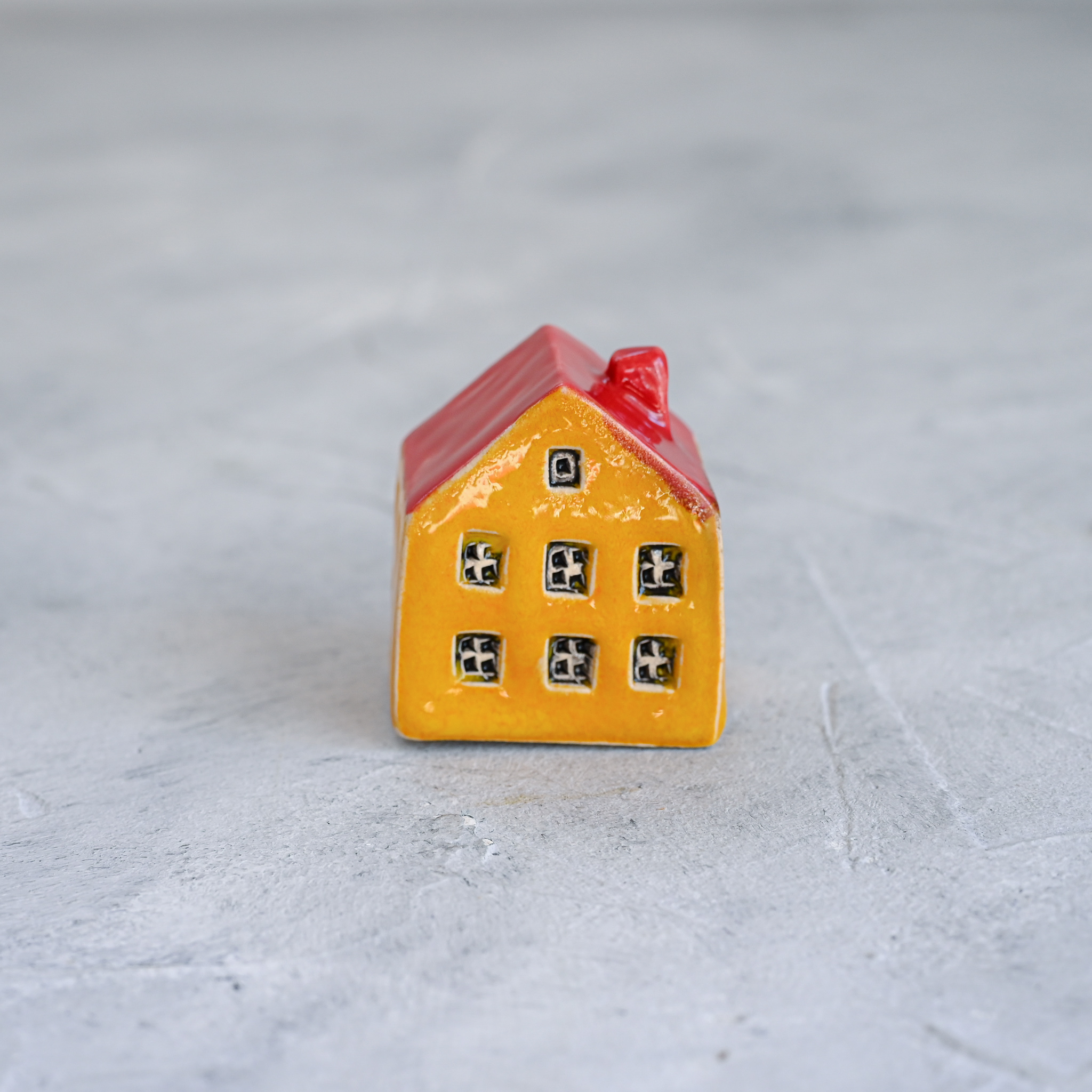 картинка Маленький декоративный домик желто-красный 4 - DishWishes.Ru