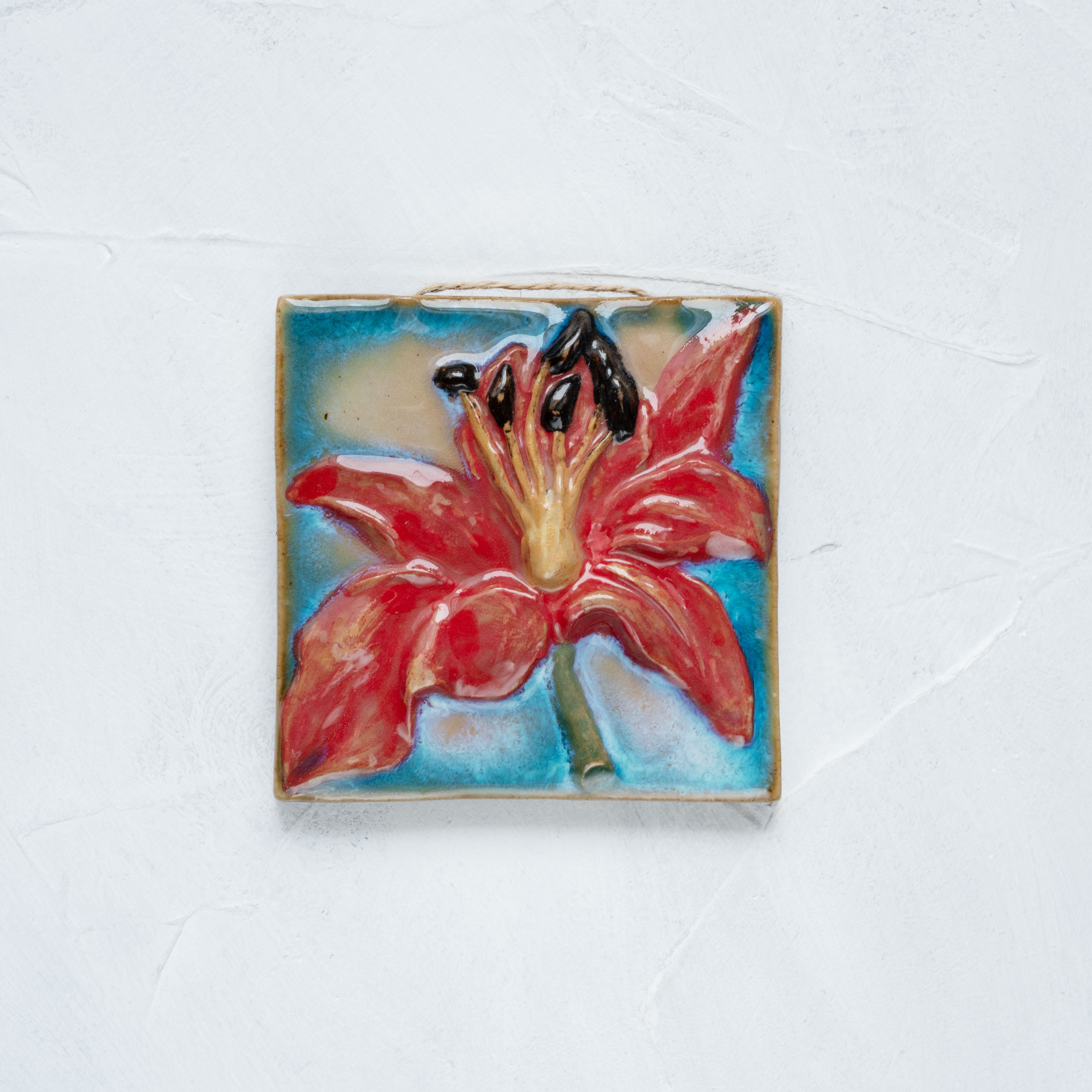 картинка Изразец ручной работы "Лилия красная" на синем - DishWishes.Ru