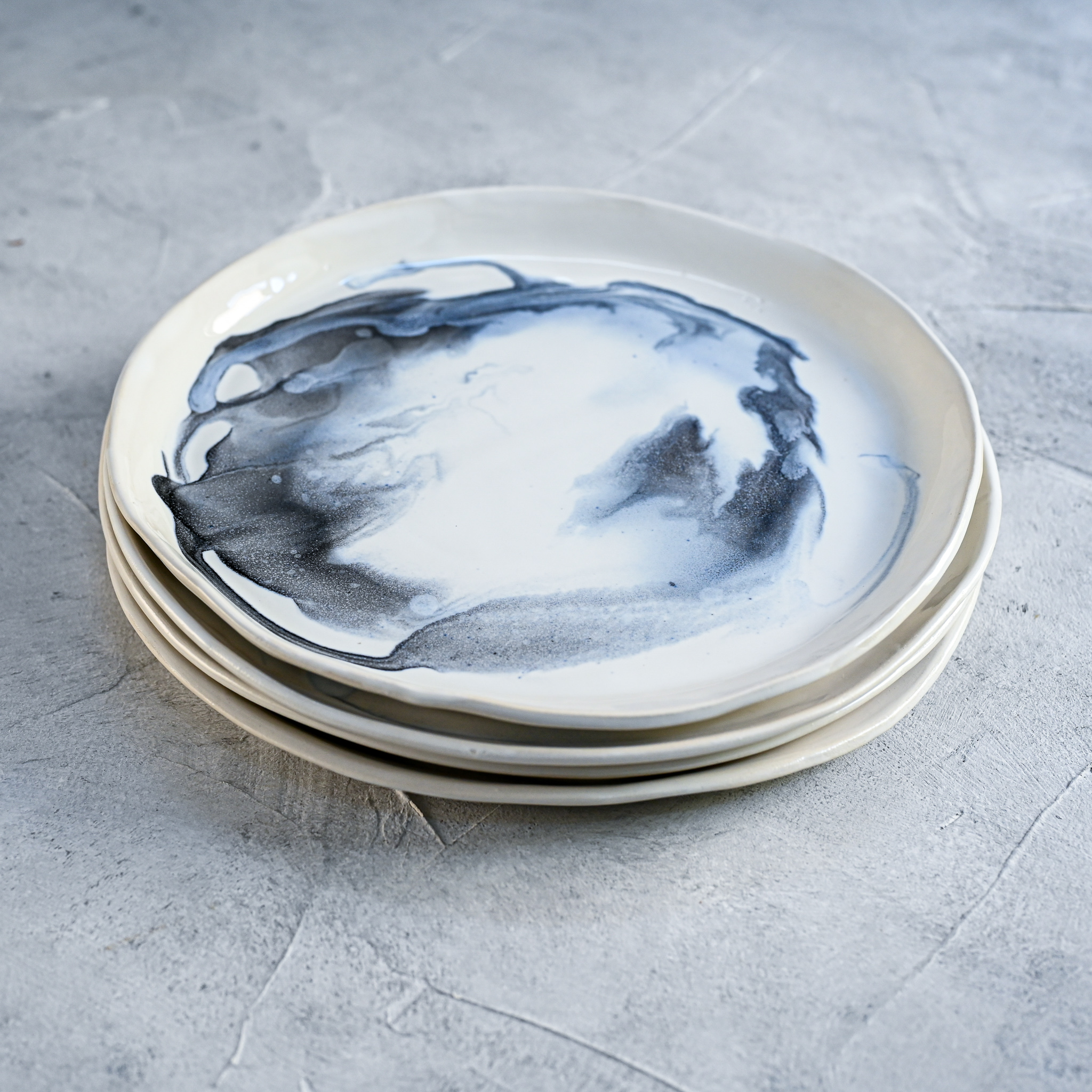 картинка Керамическая тарелка "Грозовые облака" большая 2 - DishWishes.Ru