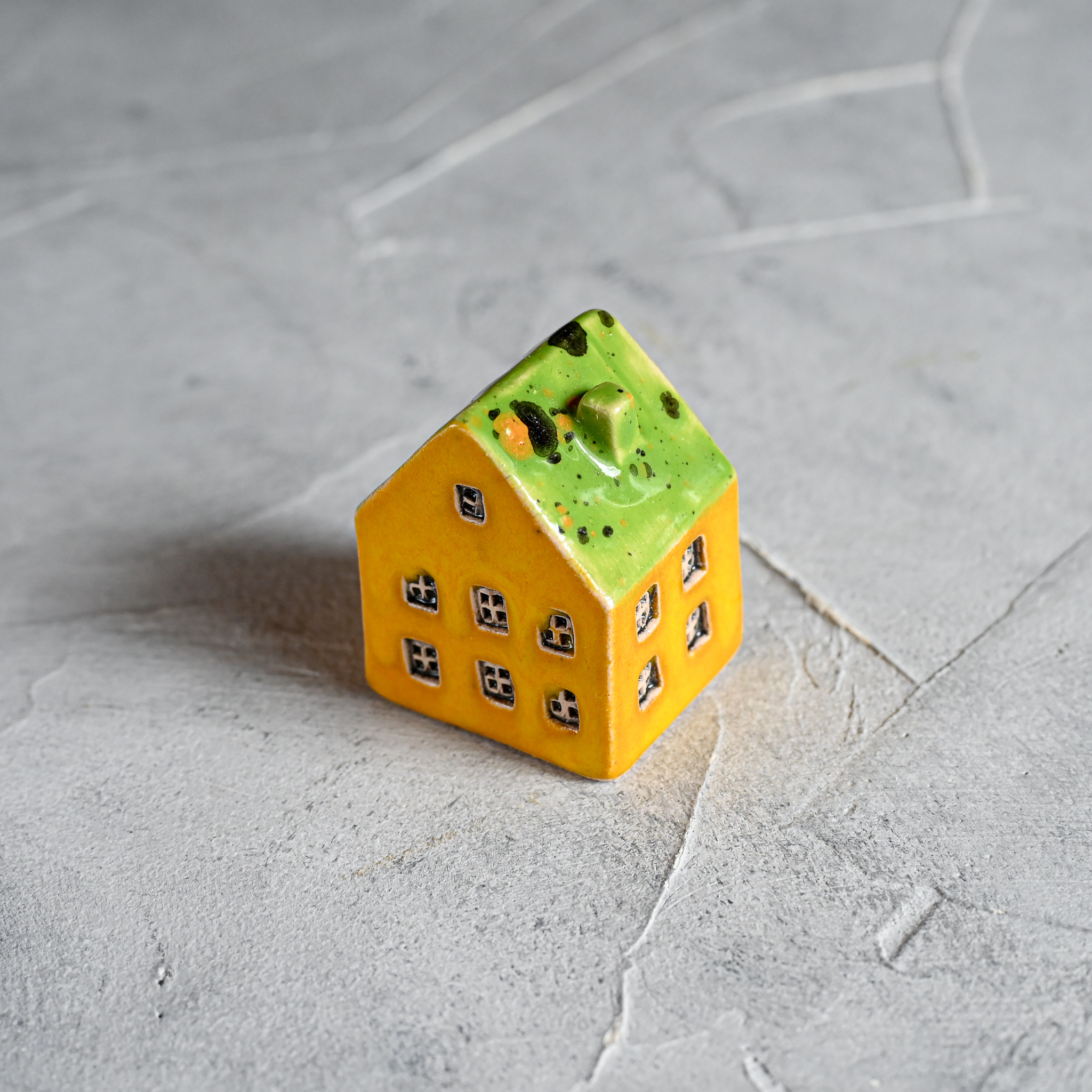 картинка Маленький декоративный домик желто-зеленый I-11 - DishWishes.Ru