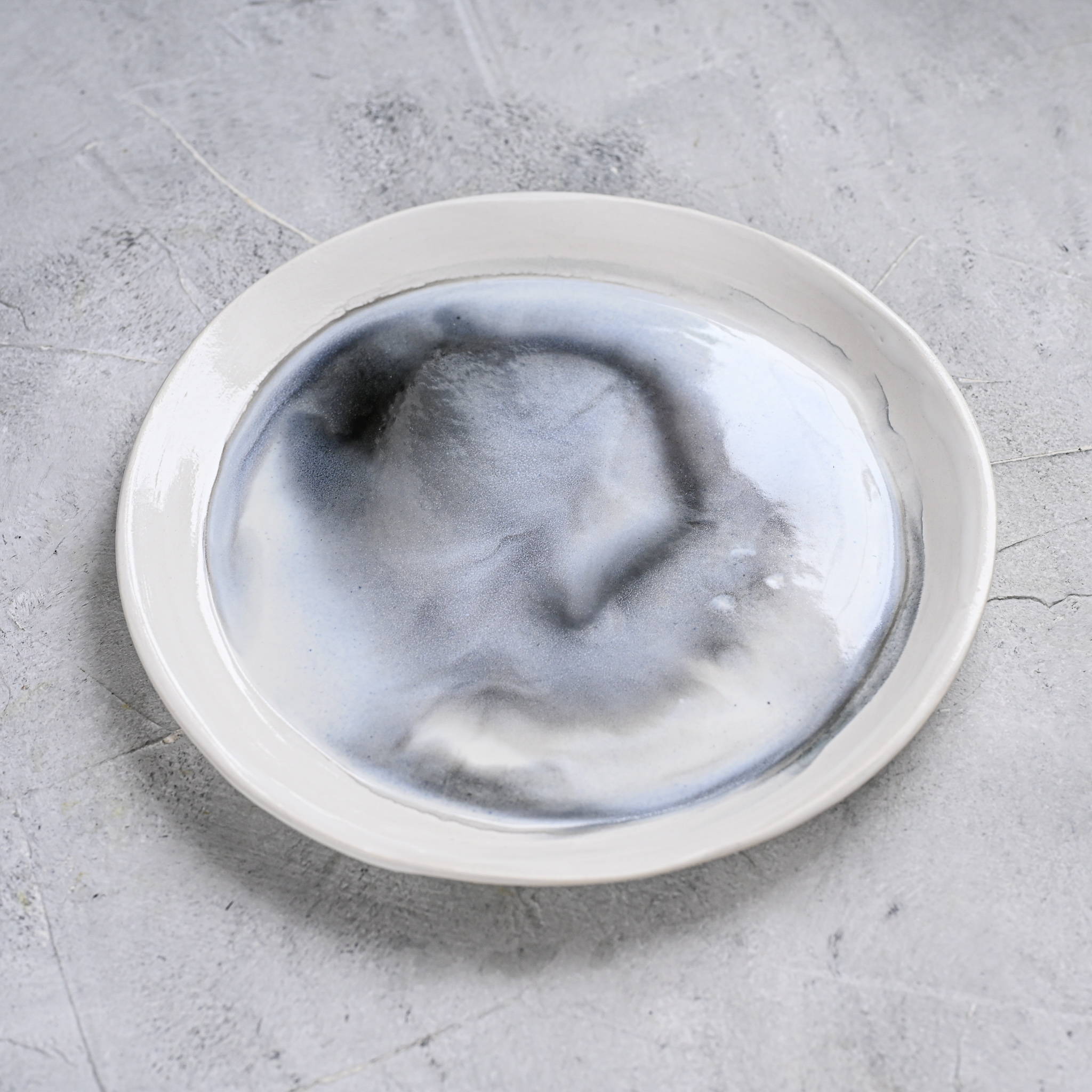 картинка Керамическая тарелка "Грозовые облака" большая 1 - DishWishes.Ru