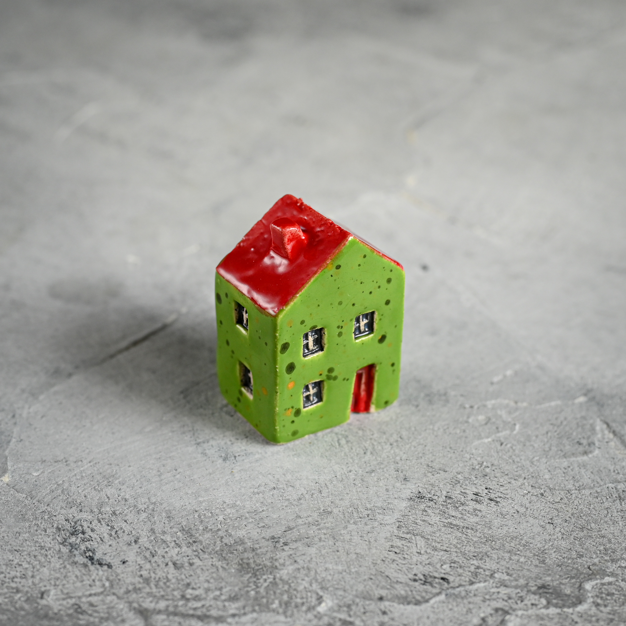 картинка Маленький декоративный домик зелено-красный 1 - DishWishes.Ru