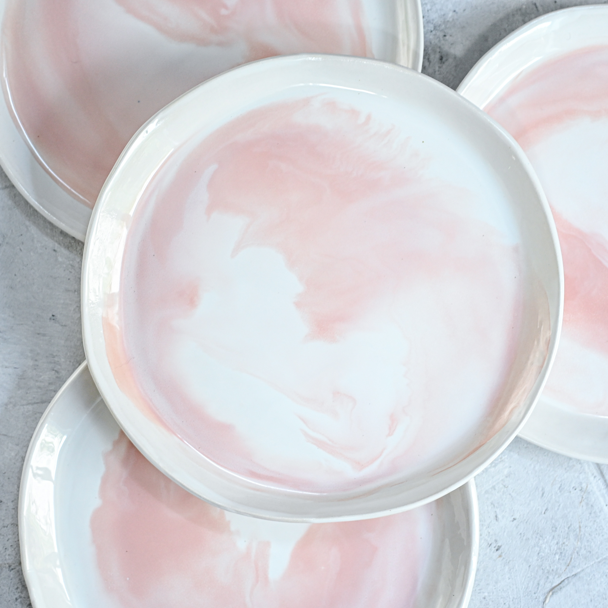 картинка Керамическая тарелка "Розовые облака" большая 1 - DishWishes.Ru