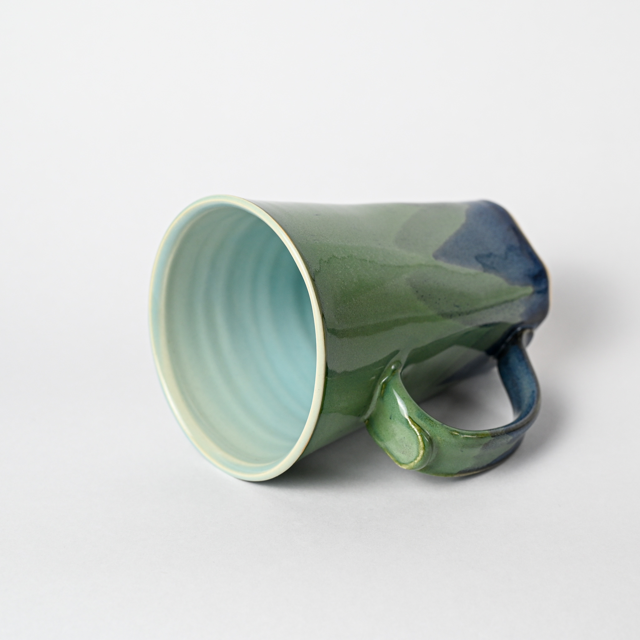 картинка Высокая кружка Pottery Atelier сине-зеленая - DishWishes.Ru