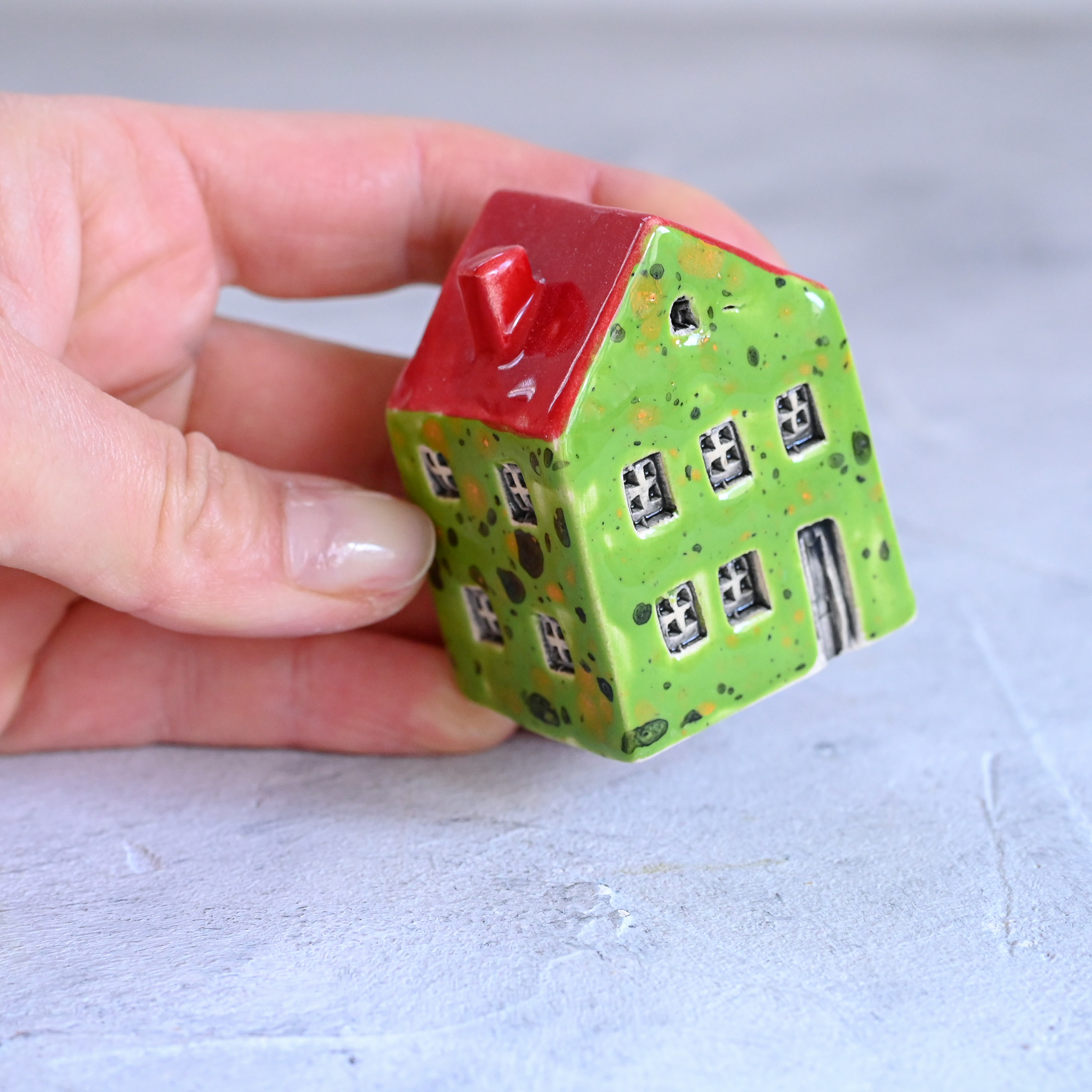 картинка Маленький декоративный домик зелено-красный 2 - DishWishes.Ru