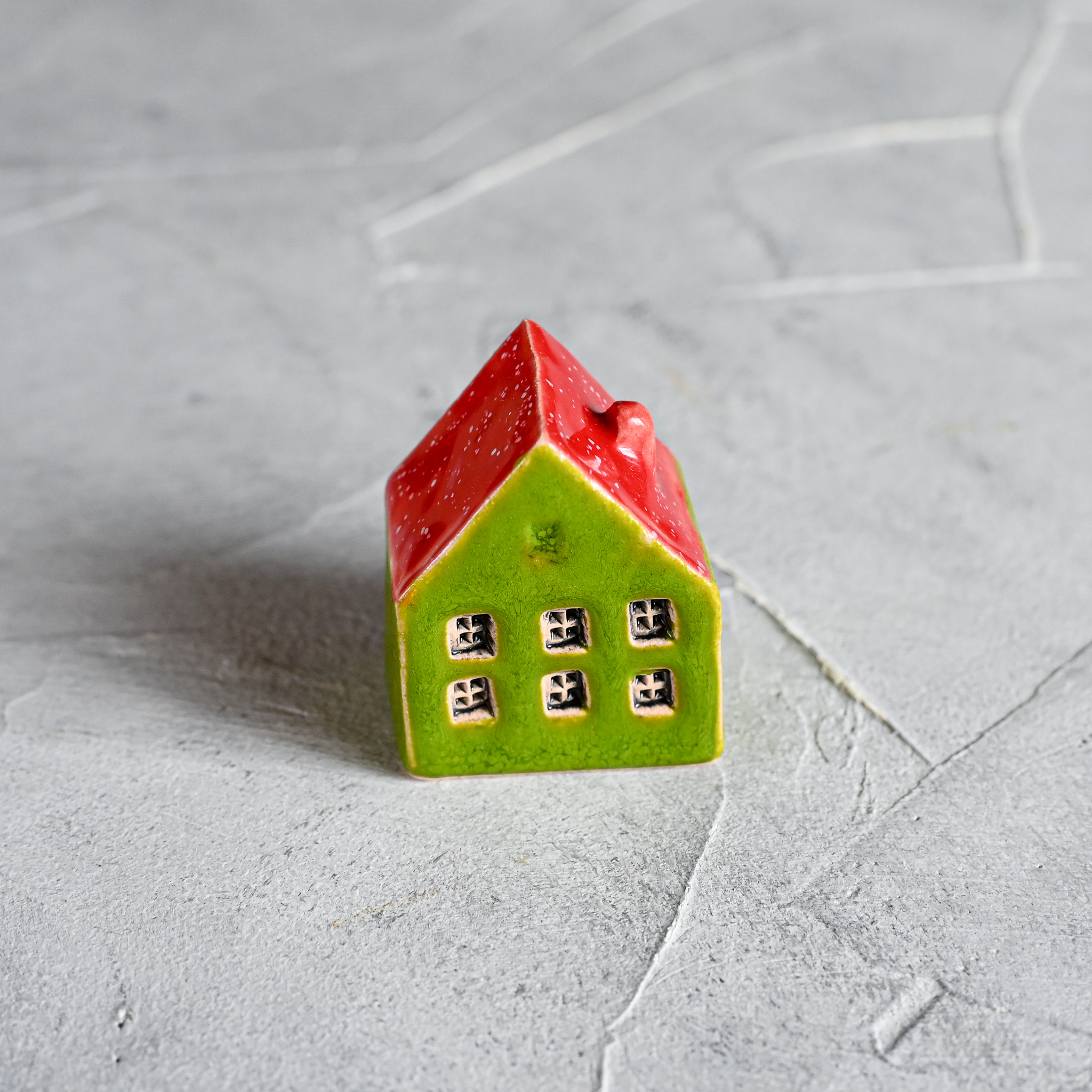 картинка Маленький декоративный домик зелено-красный I-16 - DishWishes.Ru