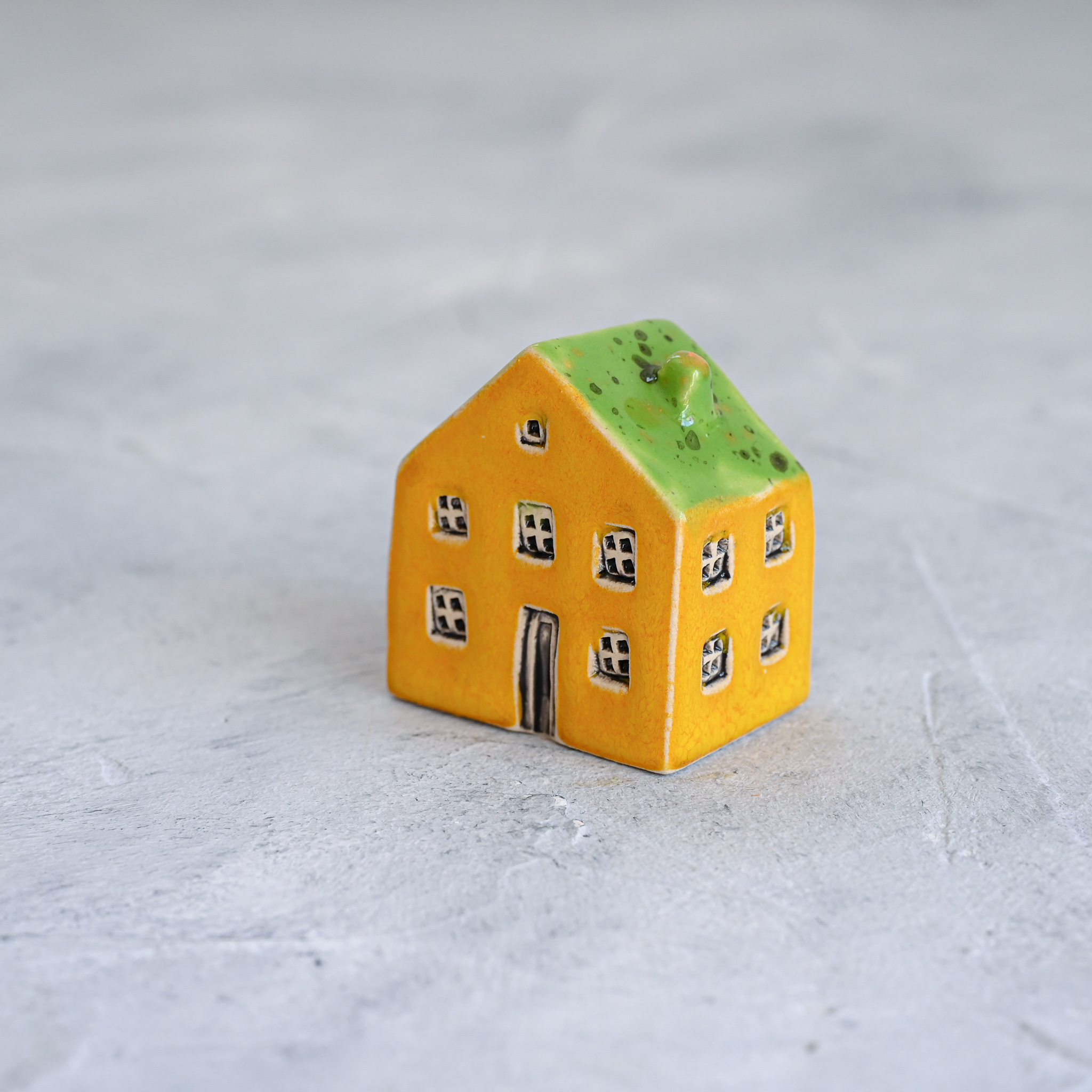 картинка Маленький декоративный домик желто-зеленый 4 - DishWishes.Ru