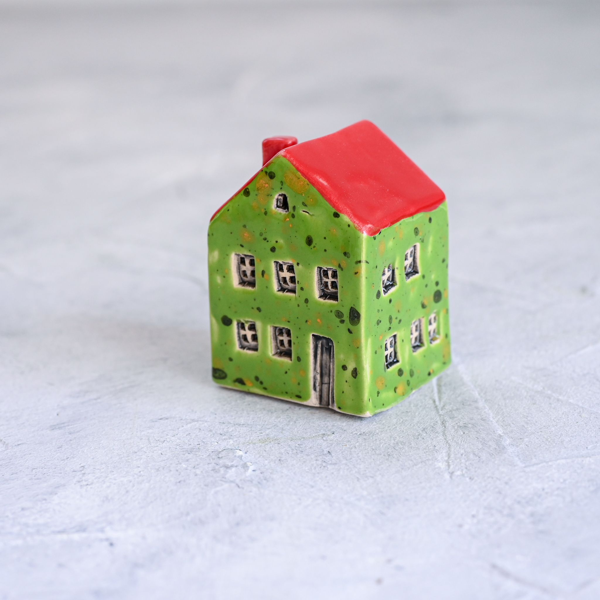 картинка Маленький декоративный домик зелено-красный 2 - DishWishes.Ru