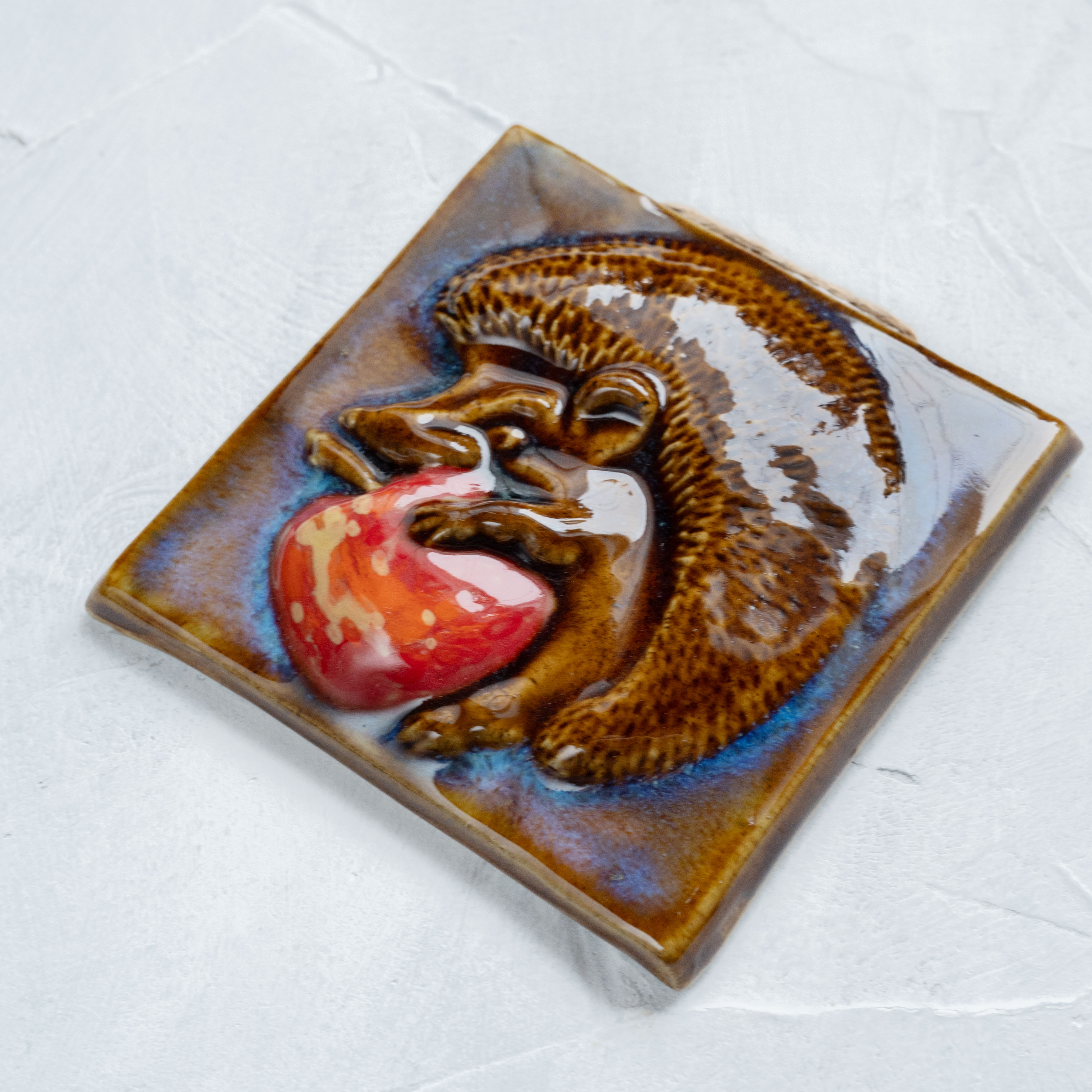 картинка Изразец ручной работы "Ежик с яблоком" 2 - DishWishes.Ru