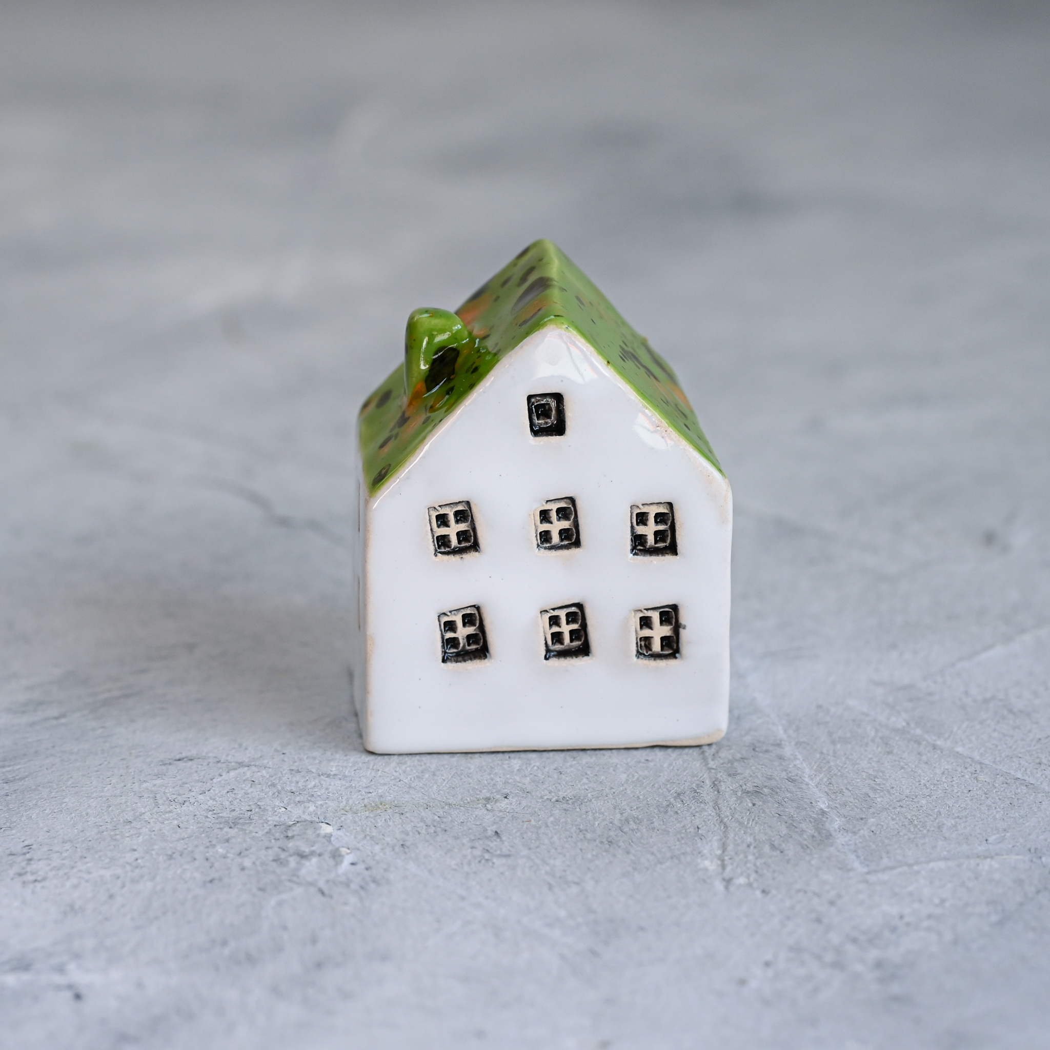 картинка Маленький декоративный домик бело-зеленый 2 - DishWishes.Ru