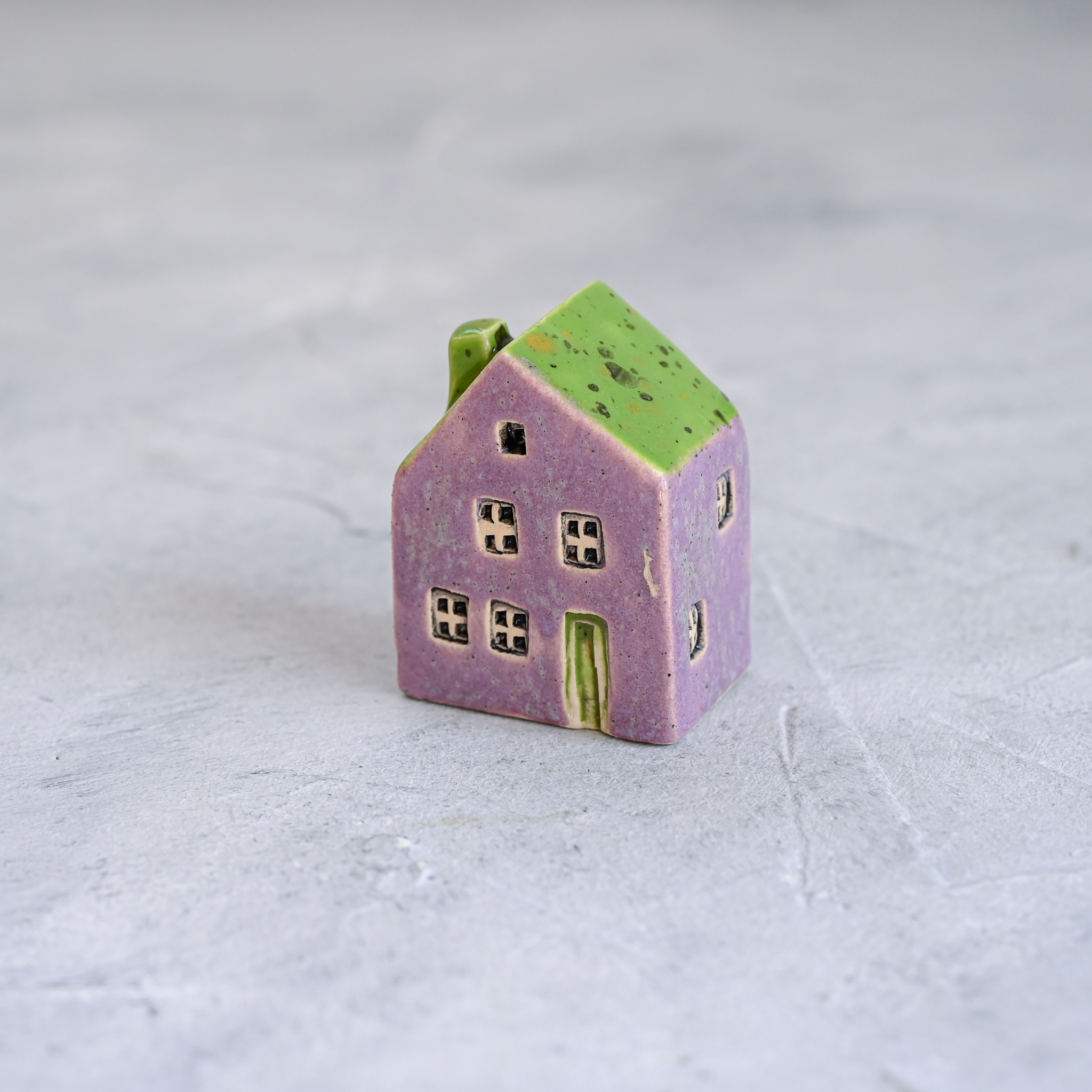 картинка Маленький декоративный домик сиренево-зеленый 1 - DishWishes.Ru