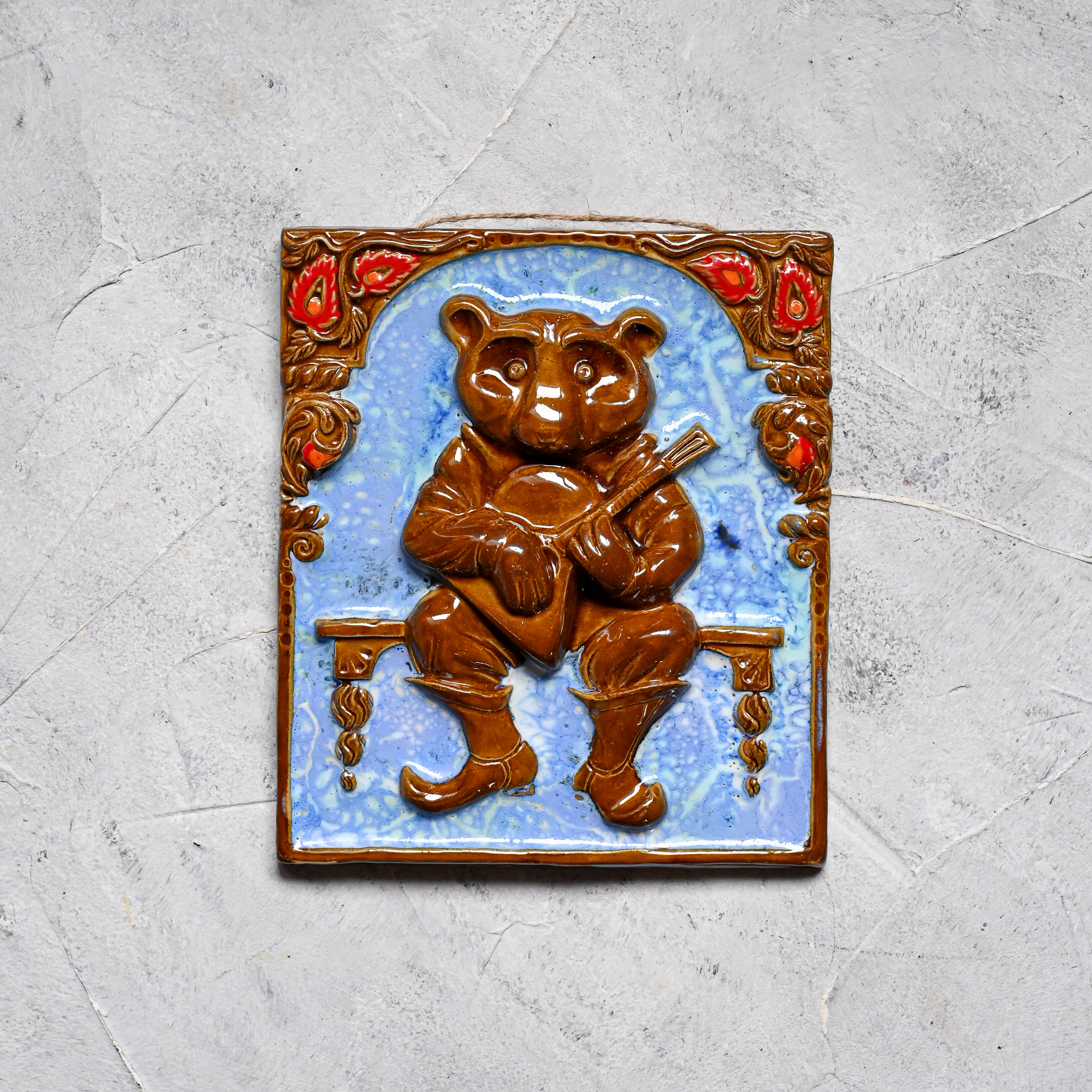 картинка Изразец ручной работы "Медведь с балалайкой" - DishWishes.Ru