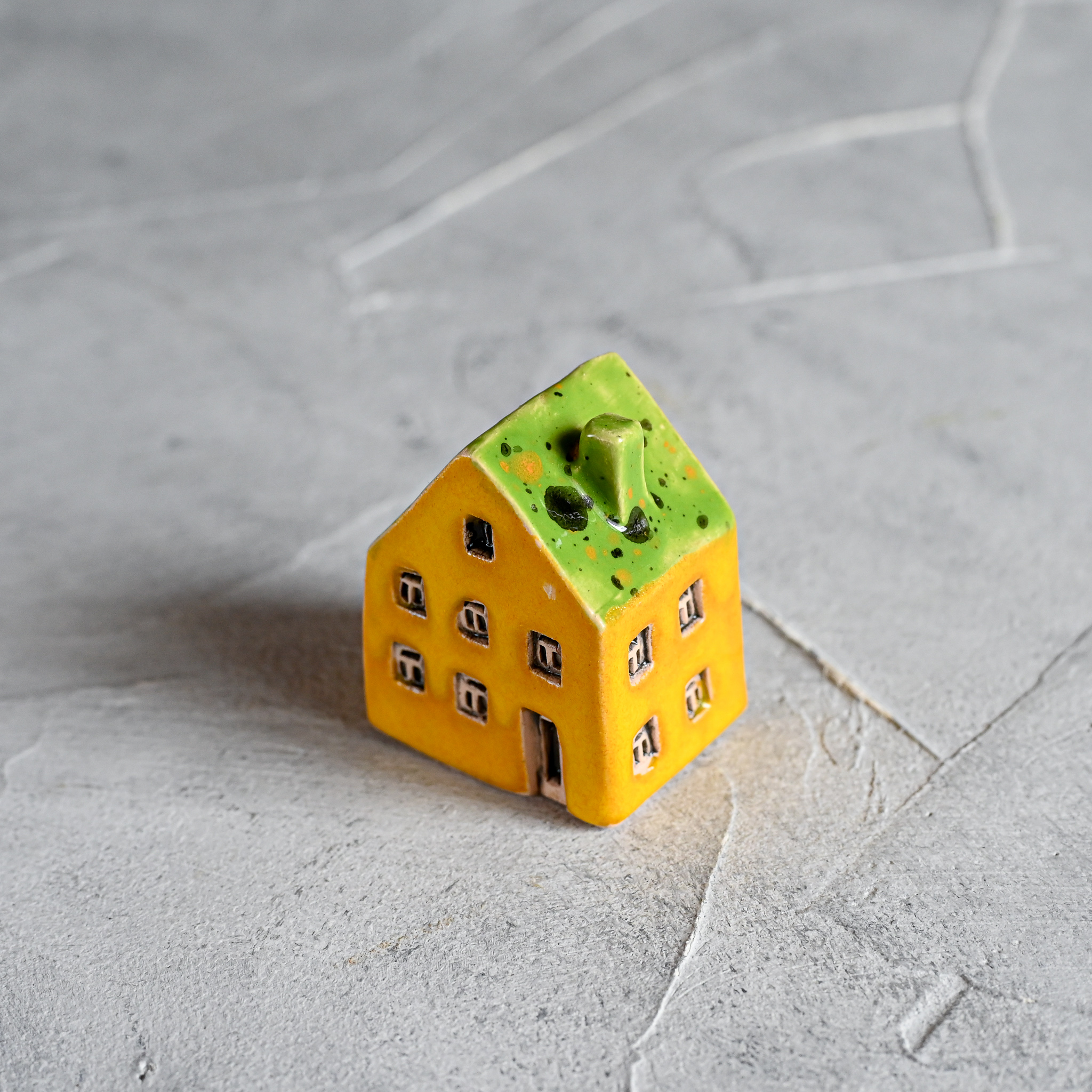 картинка Маленький декоративный домик желто-зеленый I-9 - DishWishes.Ru