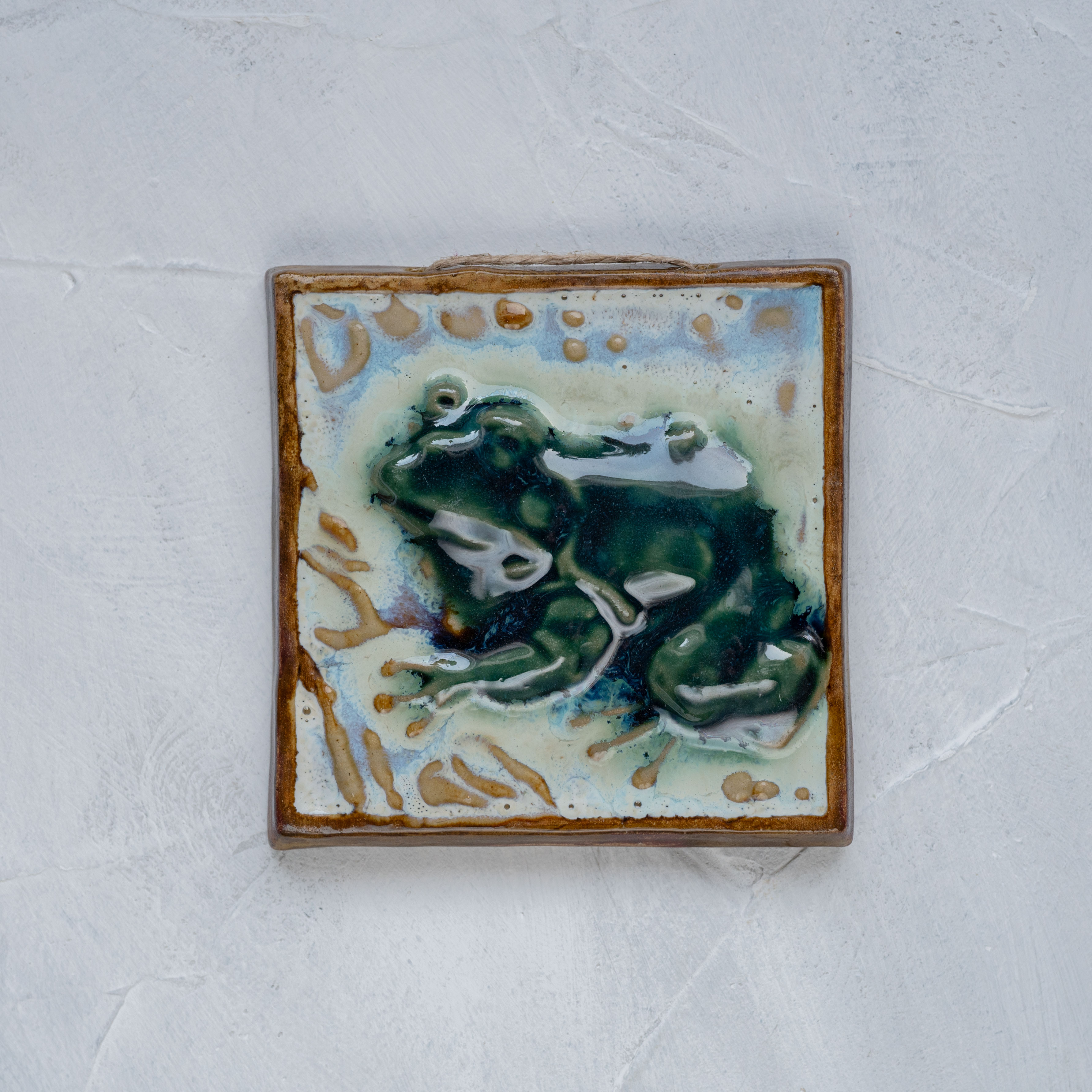 картинка Керамический изразец "Лягушка" 1 - DishWishes.Ru