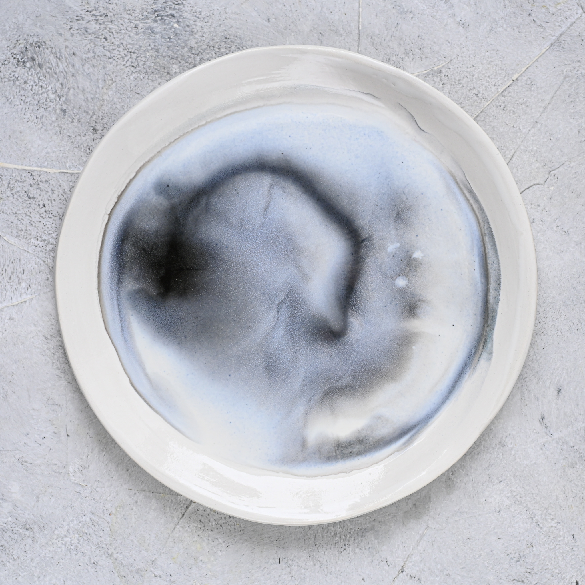 картинка Керамическая тарелка "Грозовые облака" большая 1 - DishWishes.Ru
