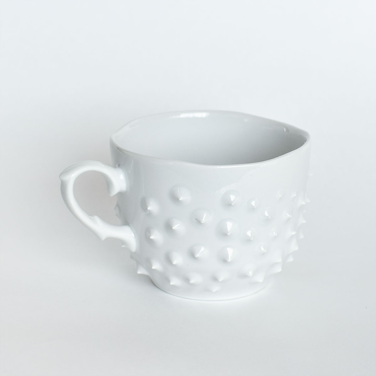 картинка Белая чашка с шипами - DishWishes.Ru