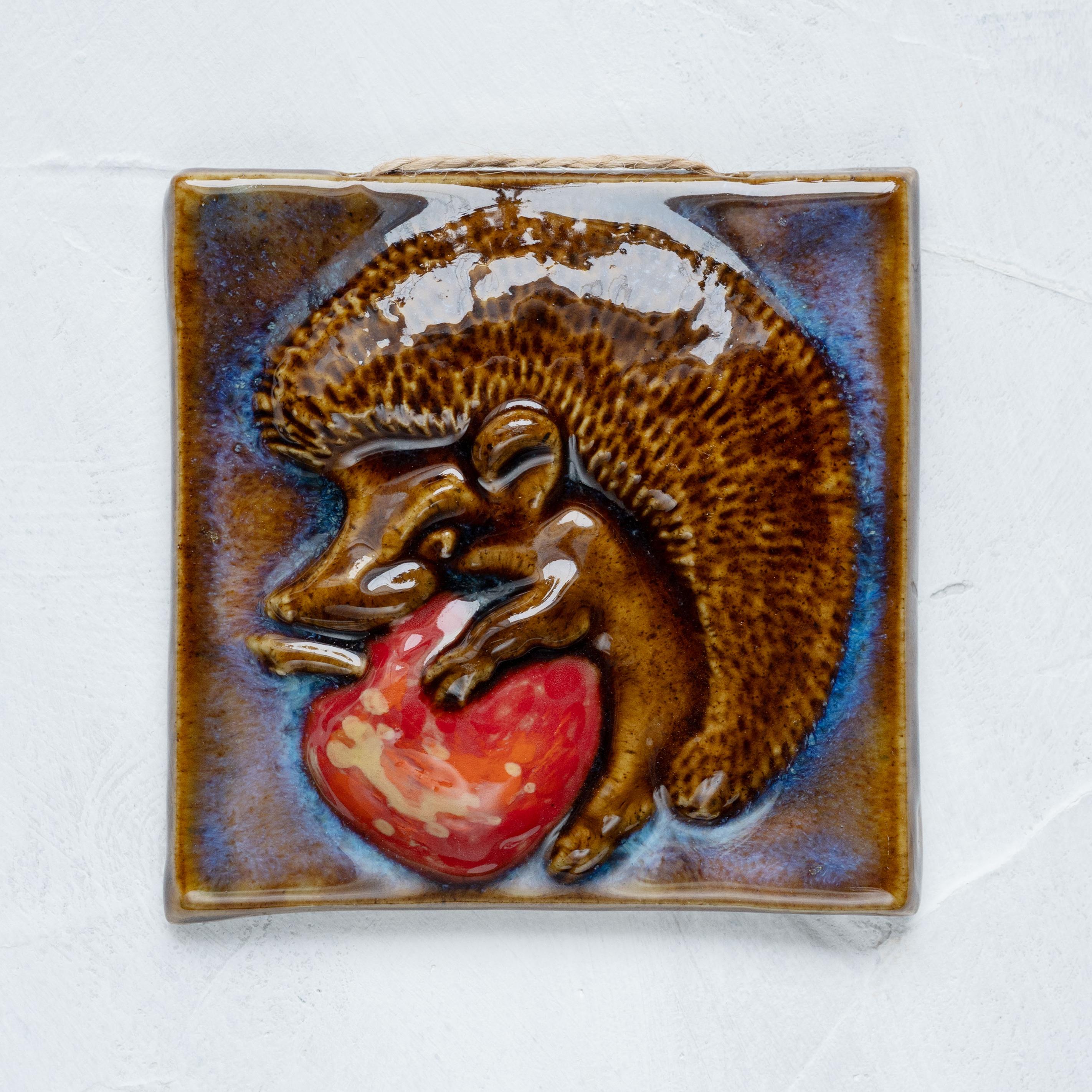 картинка Изразец ручной работы "Ежик с яблоком" 2 - DishWishes.Ru