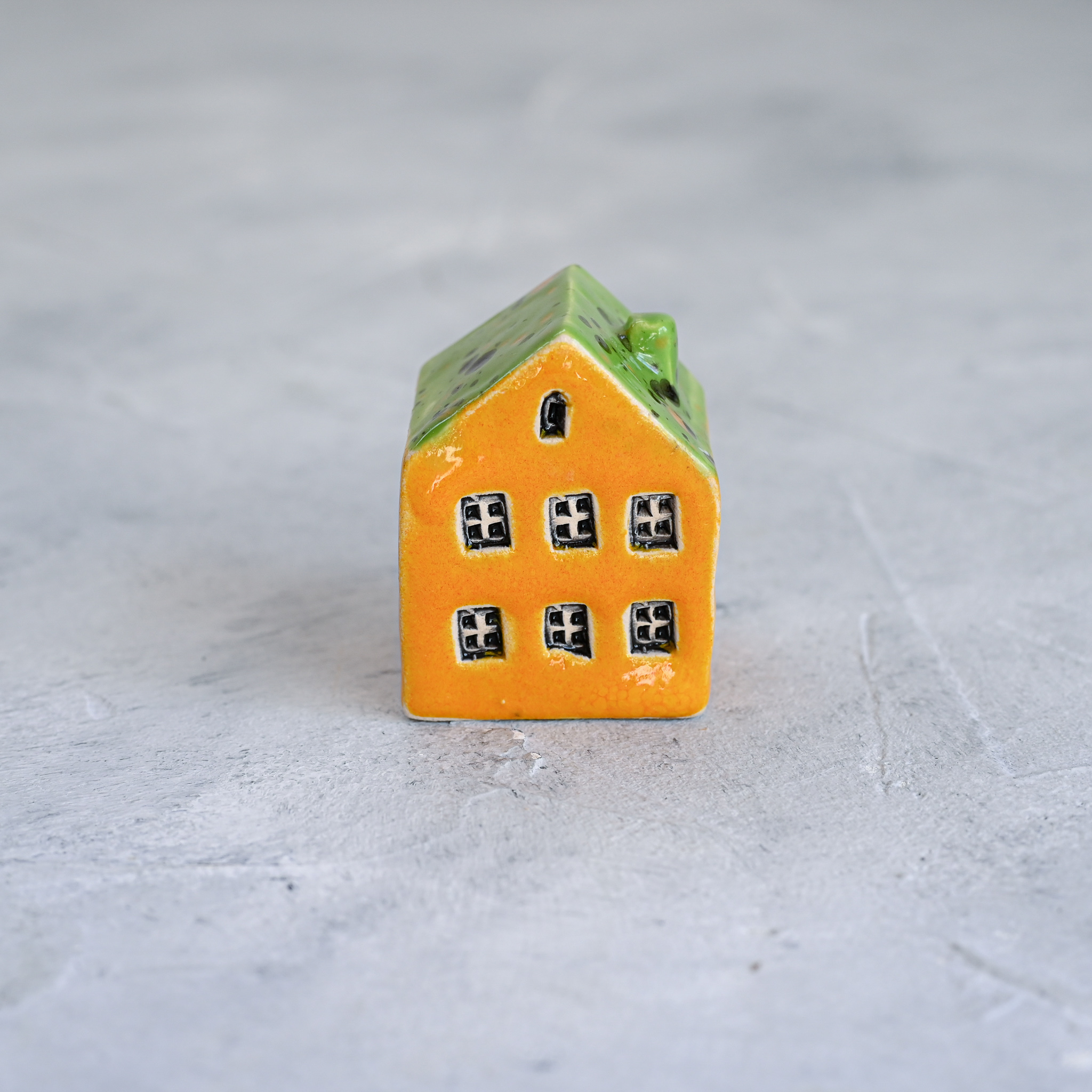 картинка Маленький декоративный домик желто-зеленый 1 - DishWishes.Ru